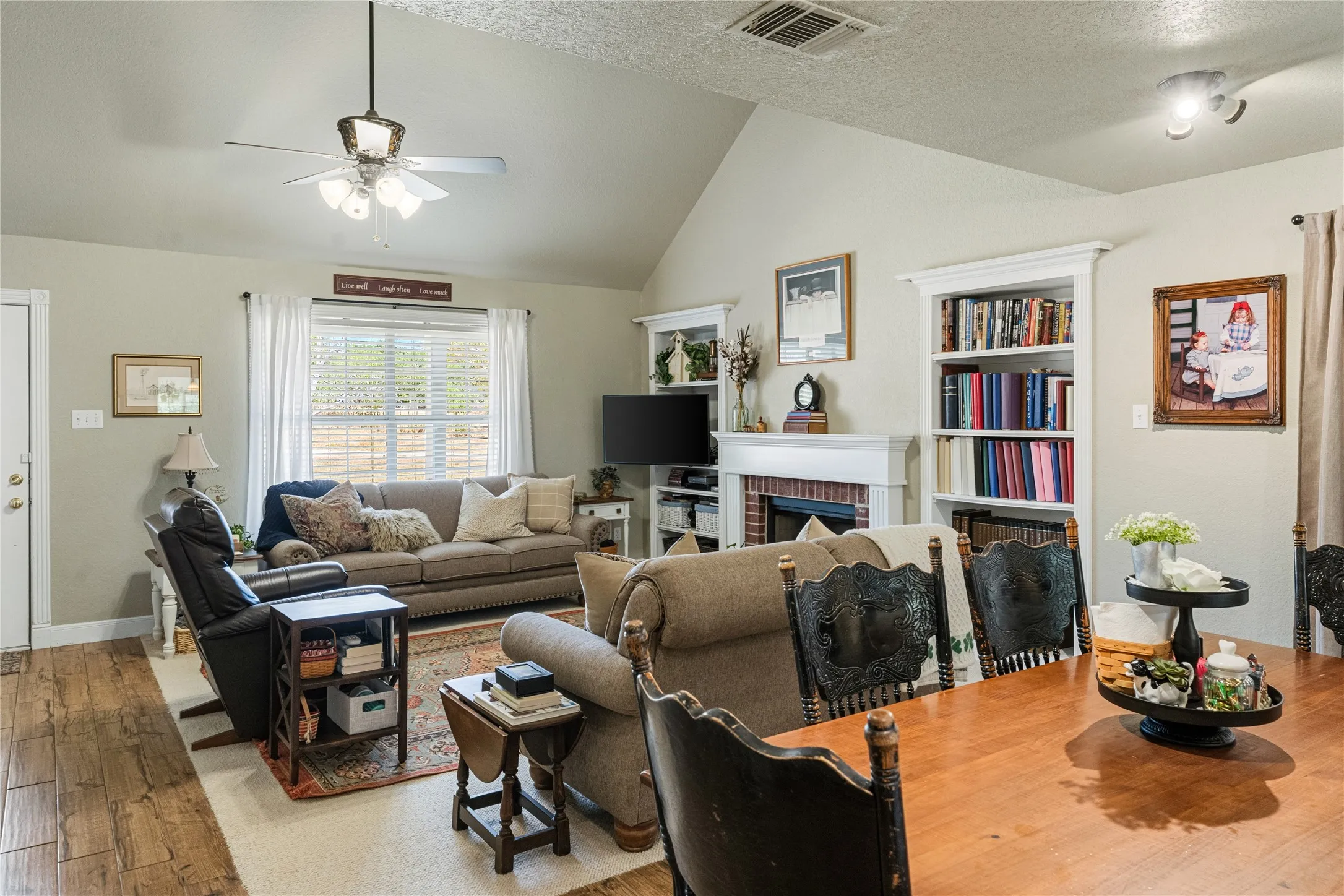 Single Family Residence For Sale in Parker County , 120 Christopher Court, Weatherford, Texas 76088, 5 Bedroom, 3 Bathroom, 2 Garage spaces, 2,068 Sqft, built in 2000, mls#21377906, Real Estate Agent in Weatherford, Homes For Sale in Parker county, Homes For Sale in Weatherford, Realtor in Weatherford Texas, Real Estate Brokerage Independent Realty Texas, Luminita Cordes Realtor
