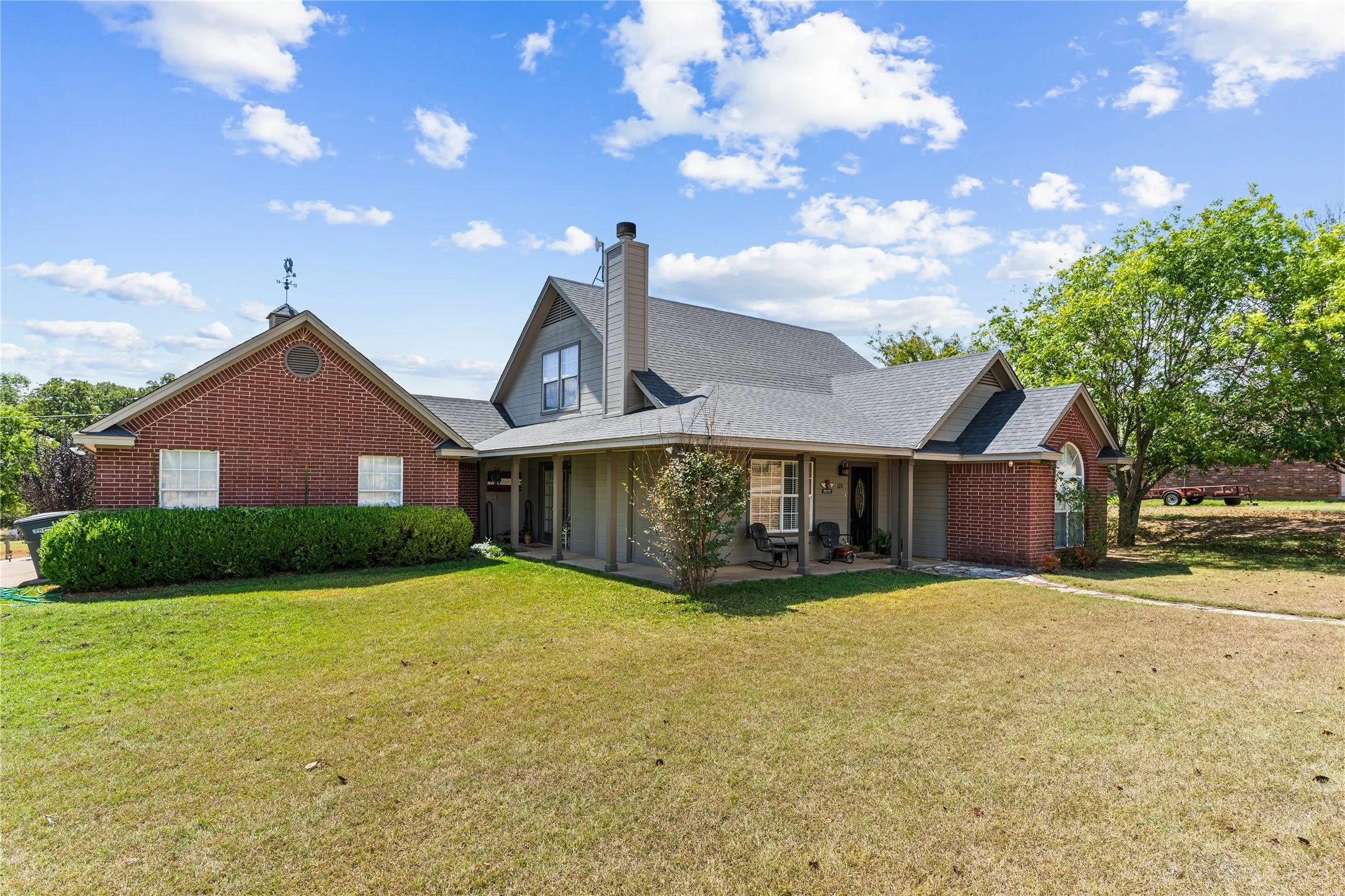 Single Family Residence For Sale in Parker County , 120 Christopher Court, Weatherford, Texas 76088, 5 Bedroom, 3 Bathroom, 2 Garage spaces, 2,068 Sqft, built in 2000, mls#21377906, Real Estate Agent in Weatherford, Homes For Sale in Parker county, Homes For Sale in Weatherford, Realtor in Weatherford Texas, Real Estate Brokerage Independent Realty Texas, Luminita Cordes Realtor
