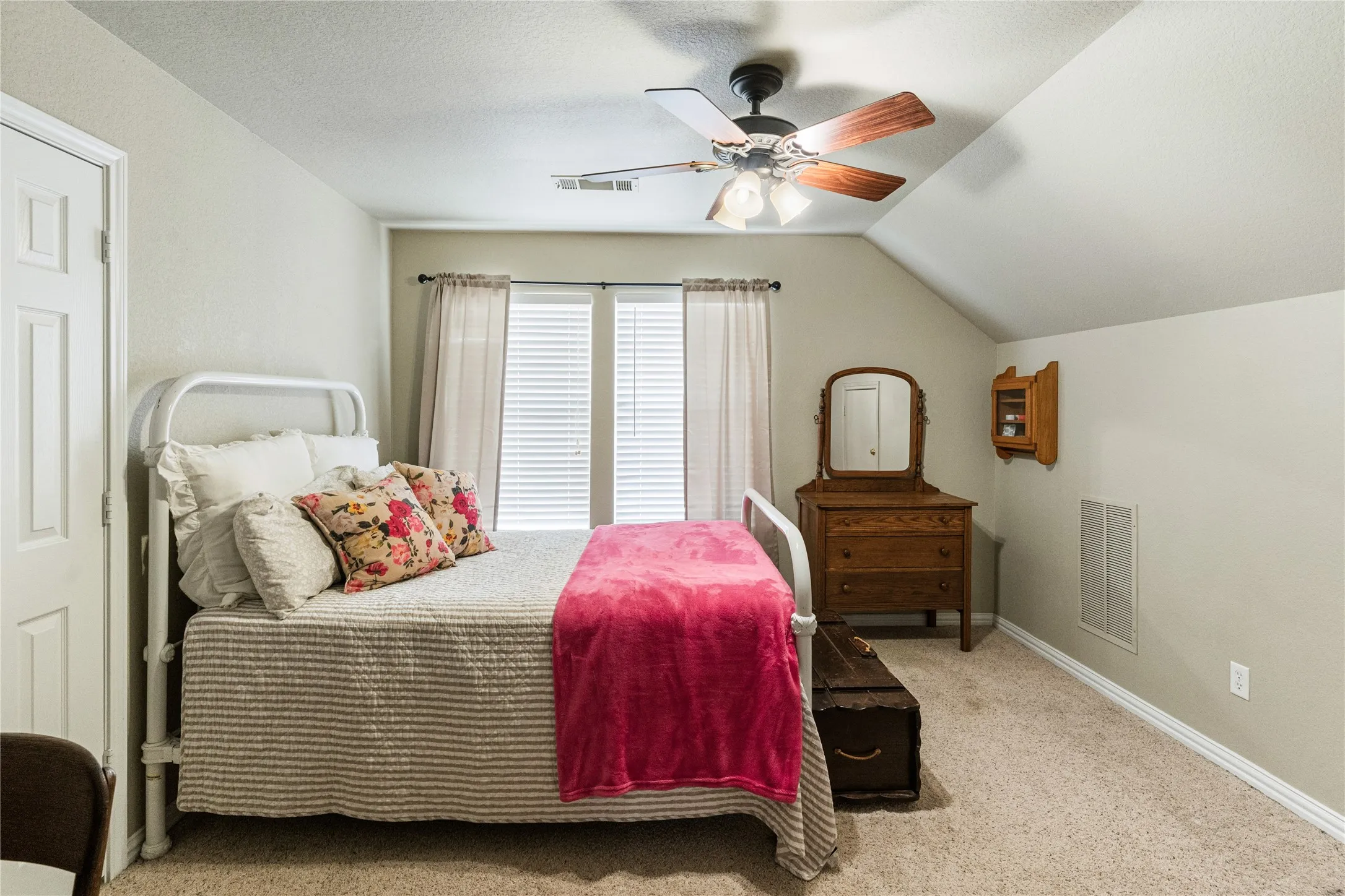 Single Family Residence For Sale in Parker County , 120 Christopher Court, Weatherford, Texas 76088, 5 Bedroom, 3 Bathroom, 2 Garage spaces, 2,068 Sqft, built in 2000, mls#21377906, Real Estate Agent in Weatherford, Homes For Sale in Parker county, Homes For Sale in Weatherford, Realtor in Weatherford Texas, Real Estate Brokerage Independent Realty Texas, Luminita Cordes Realtor