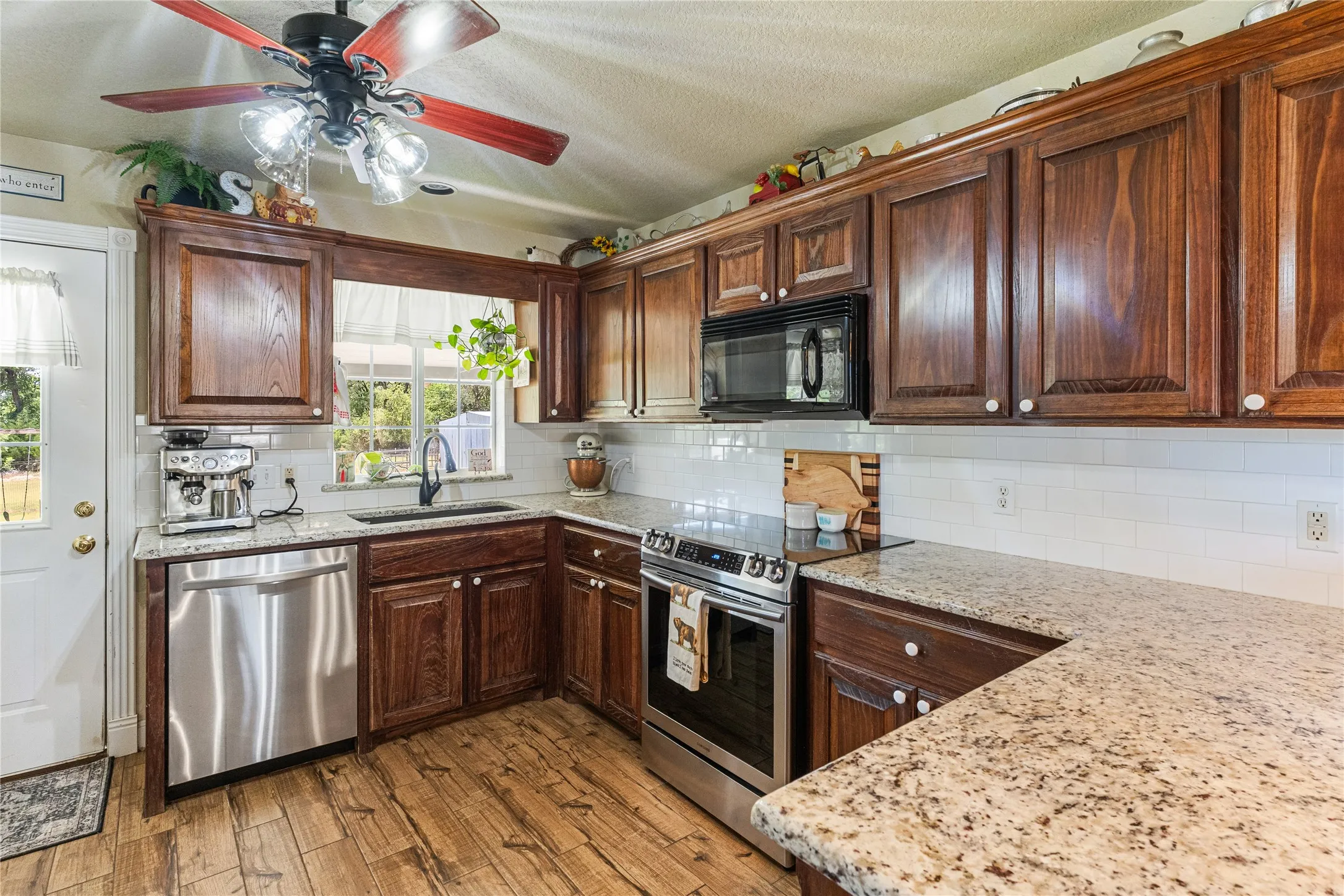 Single Family Residence For Sale in Parker County , 120 Christopher Court, Weatherford, Texas 76088, 5 Bedroom, 3 Bathroom, 2 Garage spaces, 2,068 Sqft, built in 2000, mls#21377906, Real Estate Agent in Weatherford, Homes For Sale in Parker county, Homes For Sale in Weatherford, Realtor in Weatherford Texas, Real Estate Brokerage Independent Realty Texas, Luminita Cordes Realtor