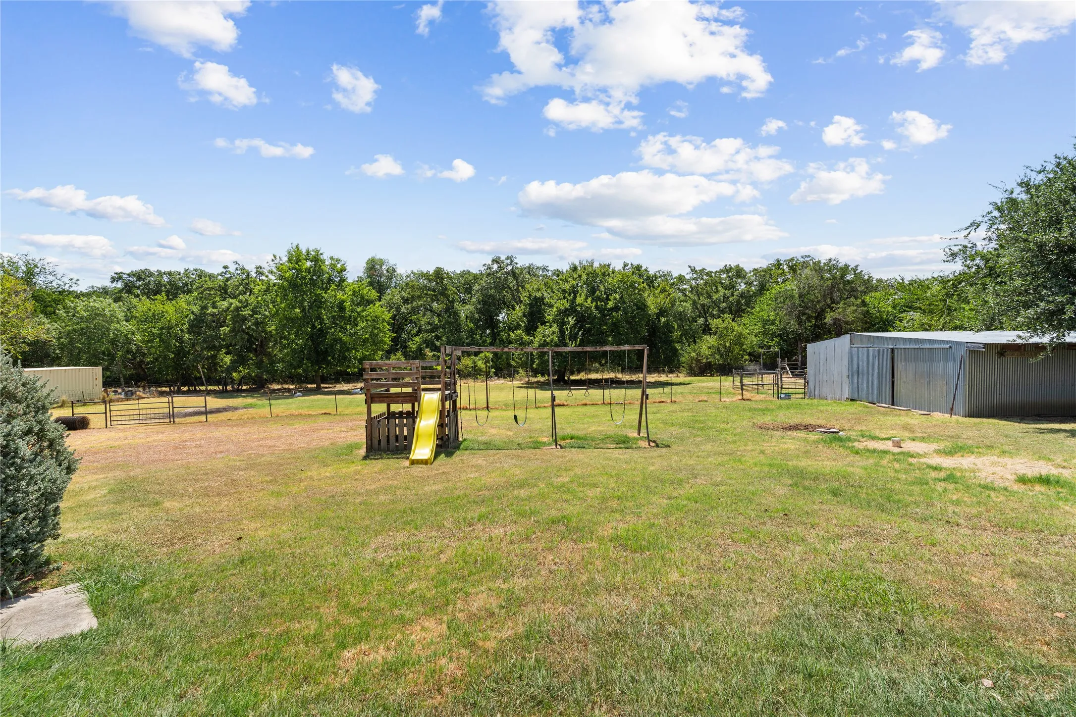 Single Family Residence For Sale in Parker County , 120 Christopher Court, Weatherford, Texas 76088, 5 Bedroom, 3 Bathroom, 2 Garage spaces, 2,068 Sqft, built in 2000, mls#21377906, Real Estate Agent in Weatherford, Homes For Sale in Parker county, Homes For Sale in Weatherford, Realtor in Weatherford Texas, Real Estate Brokerage Independent Realty Texas, Luminita Cordes Realtor