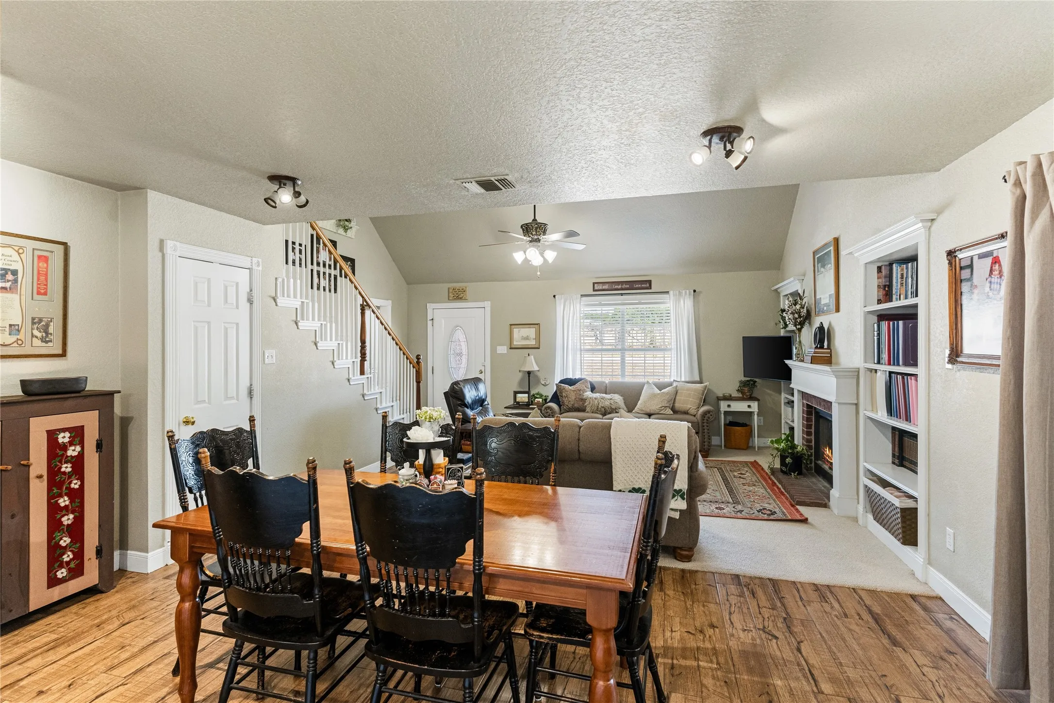 Single Family Residence For Sale in Parker County , 120 Christopher Court, Weatherford, Texas 76088, 5 Bedroom, 3 Bathroom, 2 Garage spaces, 2,068 Sqft, built in 2000, mls#21377906, Real Estate Agent in Weatherford, Homes For Sale in Parker county, Homes For Sale in Weatherford, Realtor in Weatherford Texas, Real Estate Brokerage Independent Realty Texas, Luminita Cordes Realtor