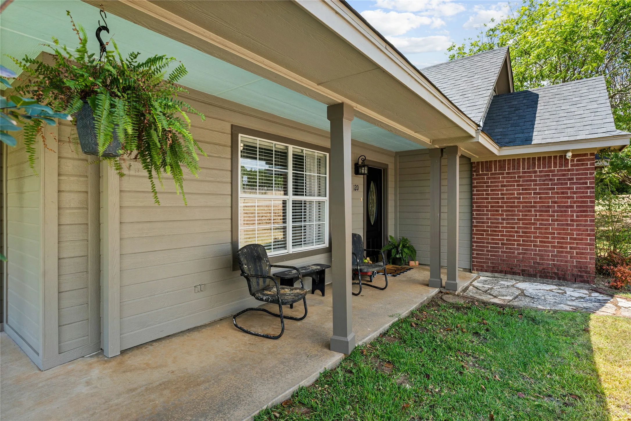 Single Family Residence For Sale in Parker County , 120 Christopher Court, Weatherford, Texas 76088, 5 Bedroom, 3 Bathroom, 2 Garage spaces, 2,068 Sqft, built in 2000, mls#21377906, Real Estate Agent in Weatherford, Homes For Sale in Parker county, Homes For Sale in Weatherford, Realtor in Weatherford Texas, Real Estate Brokerage Independent Realty Texas, Luminita Cordes Realtor