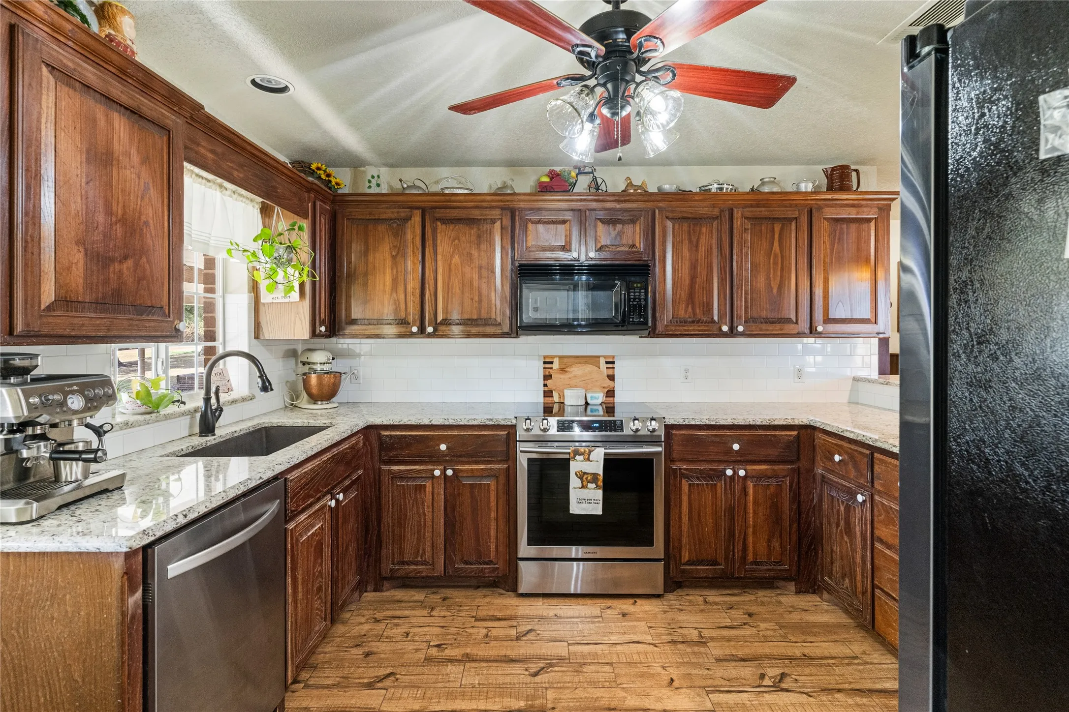 Single Family Residence For Sale in Parker County , 120 Christopher Court, Weatherford, Texas 76088, 5 Bedroom, 3 Bathroom, 2 Garage spaces, 2,068 Sqft, built in 2000, mls#21377906, Real Estate Agent in Weatherford, Homes For Sale in Parker county, Homes For Sale in Weatherford, Realtor in Weatherford Texas, Real Estate Brokerage Independent Realty Texas, Luminita Cordes Realtor