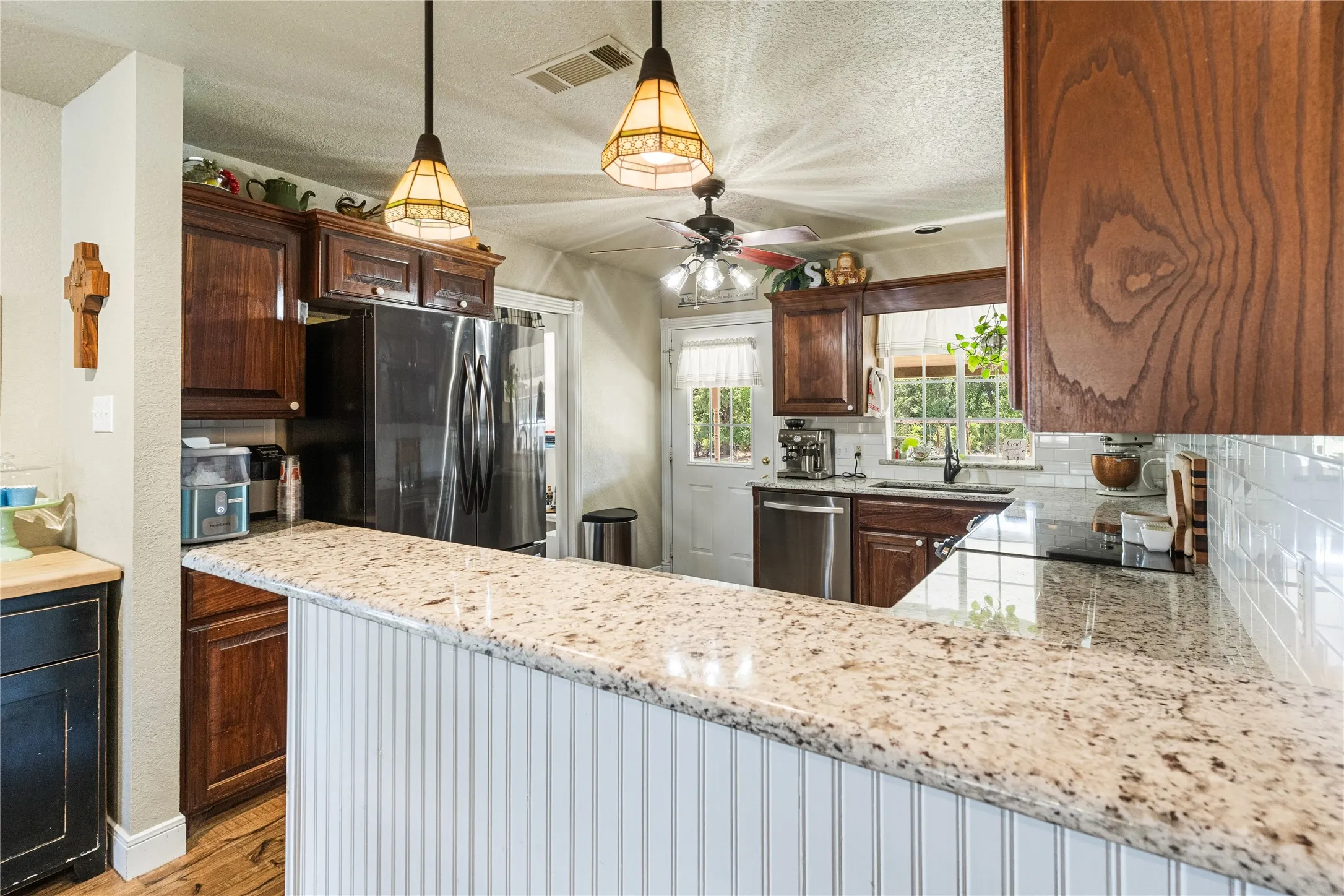 Single Family Residence For Sale in Parker County , 120 Christopher Court, Weatherford, Texas 76088, 5 Bedroom, 3 Bathroom, 2 Garage spaces, 2,068 Sqft, built in 2000, mls#21377906, Real Estate Agent in Weatherford, Homes For Sale in Parker county, Homes For Sale in Weatherford, Realtor in Weatherford Texas, Real Estate Brokerage Independent Realty Texas, Luminita Cordes Realtor