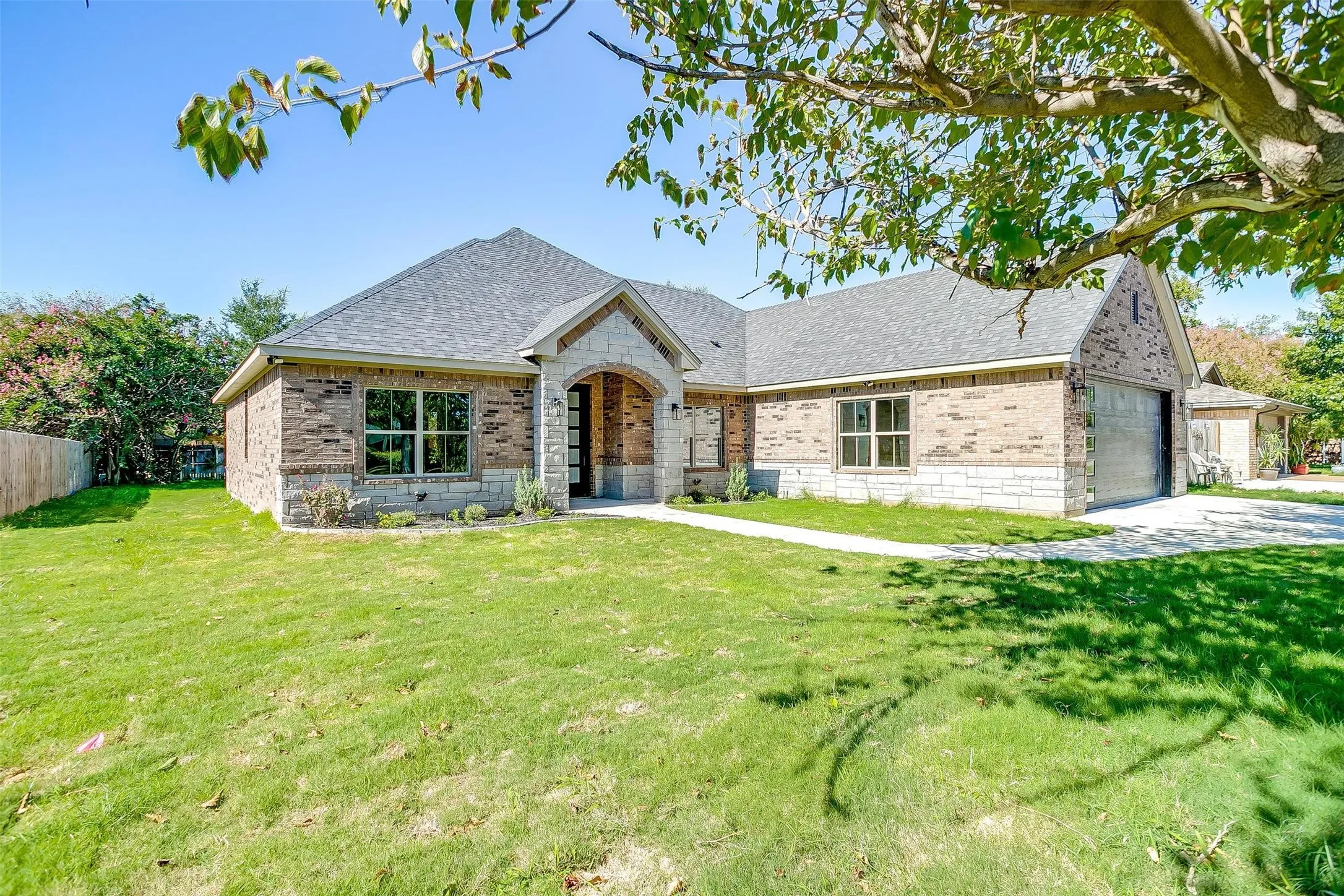 Single Family Residence For Rent in Hood County , 908 Meadowlark Lane, Granbury, Texas 76048, 4 Bedroom, 2 Bathroom, 2 Garage spaces, 2,169 Sqft, built in 2023, mls#21390179, Real Estate Agent in Granbury, Homes For Rent in Hood county, Homes For Rent in Granbury, Realtor in Granbury Texas, Real Estate Brokerage Independent Realty Texas, Luminita Cordes Realtor