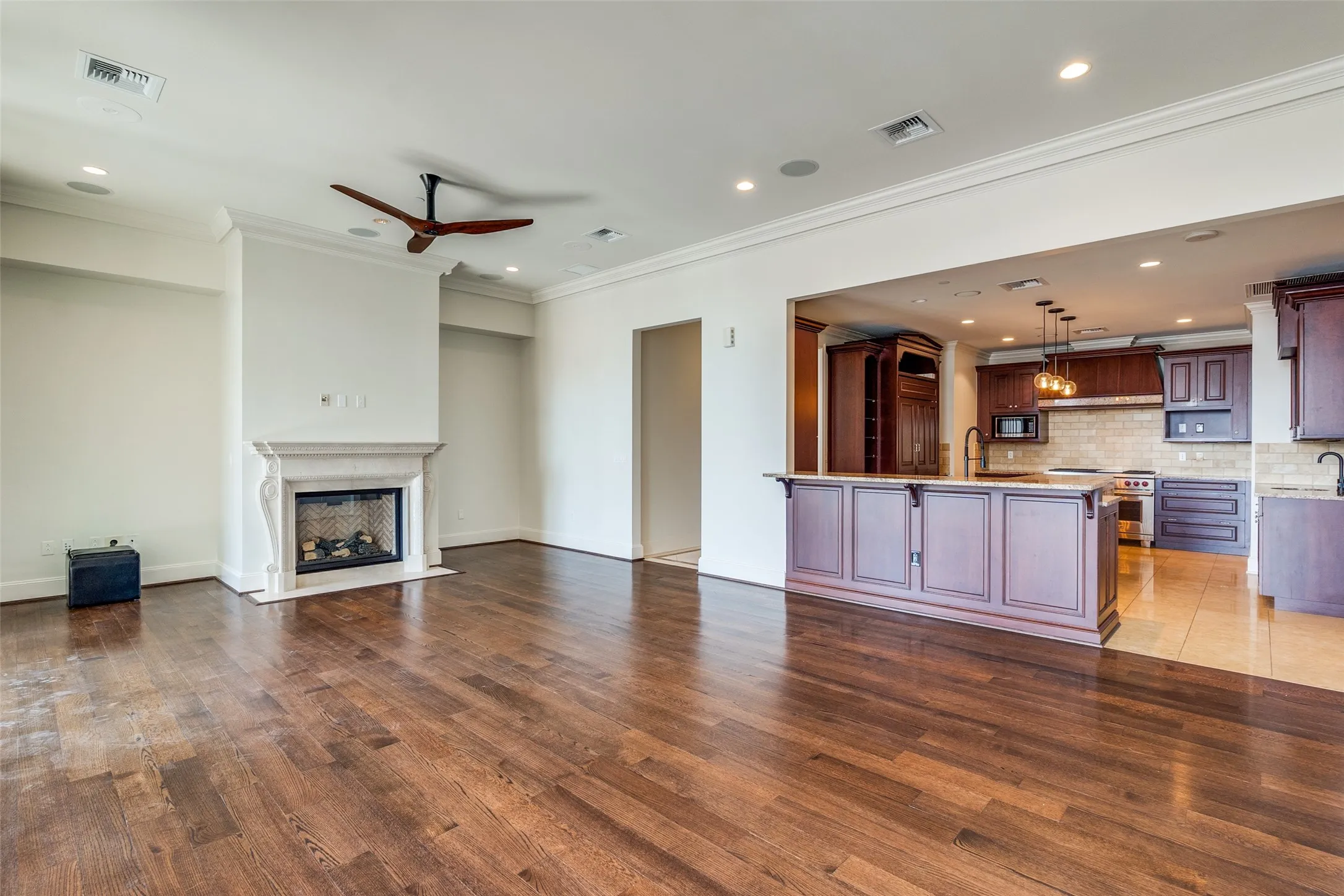 Condominium For Rent in Dallas County , 2555 N Pearl Street 2001, Dallas, Texas 75201, 2 Bedroom, 3 Bathroom, 2 Garage spaces, 2,647 Sqft, built in 2007, mls#21390177, Real Estate Agent in Dallas, Homes For Rent in Dallas county, Homes For Rent in Dallas, Realtor in Dallas Texas, Real Estate Brokerage Independent Realty Texas, Luminita Cordes Realtor