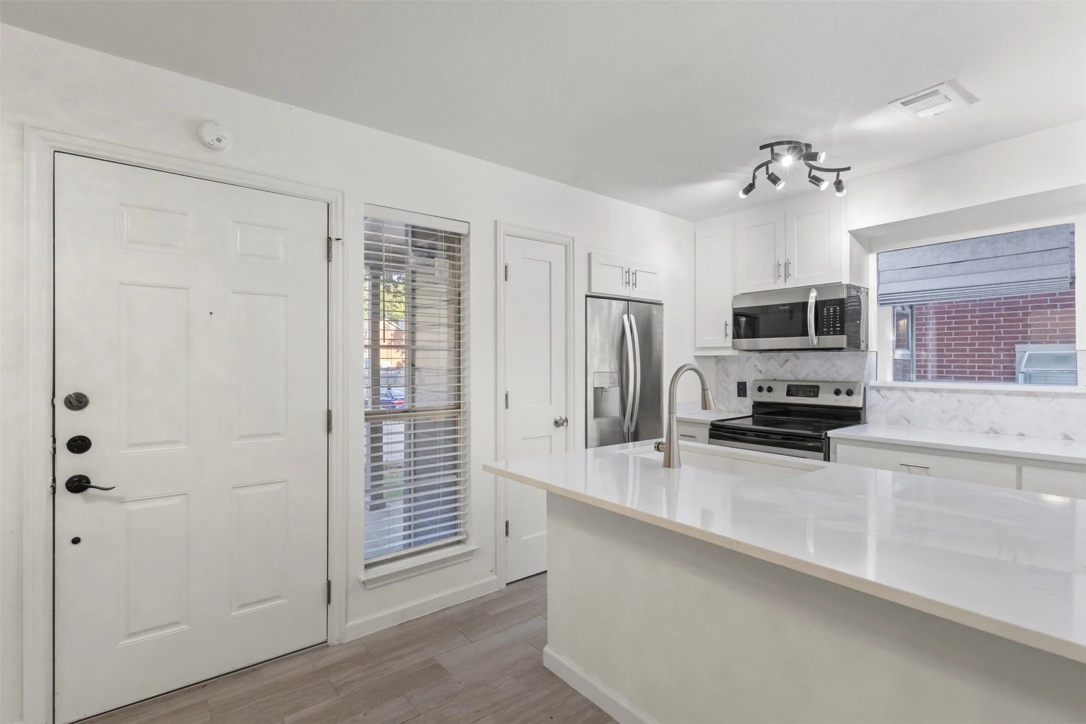 Condominium For Sale in Tarrant County , 1424 Meadowood Village Drive, Fort Worth, Texas 76120, 1 Bedroom, 2 Bathroom, Garage spaces, 734 Sqft, built in 1984, mls#21388253, Real Estate Agent in Fort Worth, Homes For Sale in Tarrant county, Homes For Sale in Fort Worth, Realtor in Fort Worth Texas, Real Estate Brokerage Independent Realty Texas, Luminita Cordes Realtor
