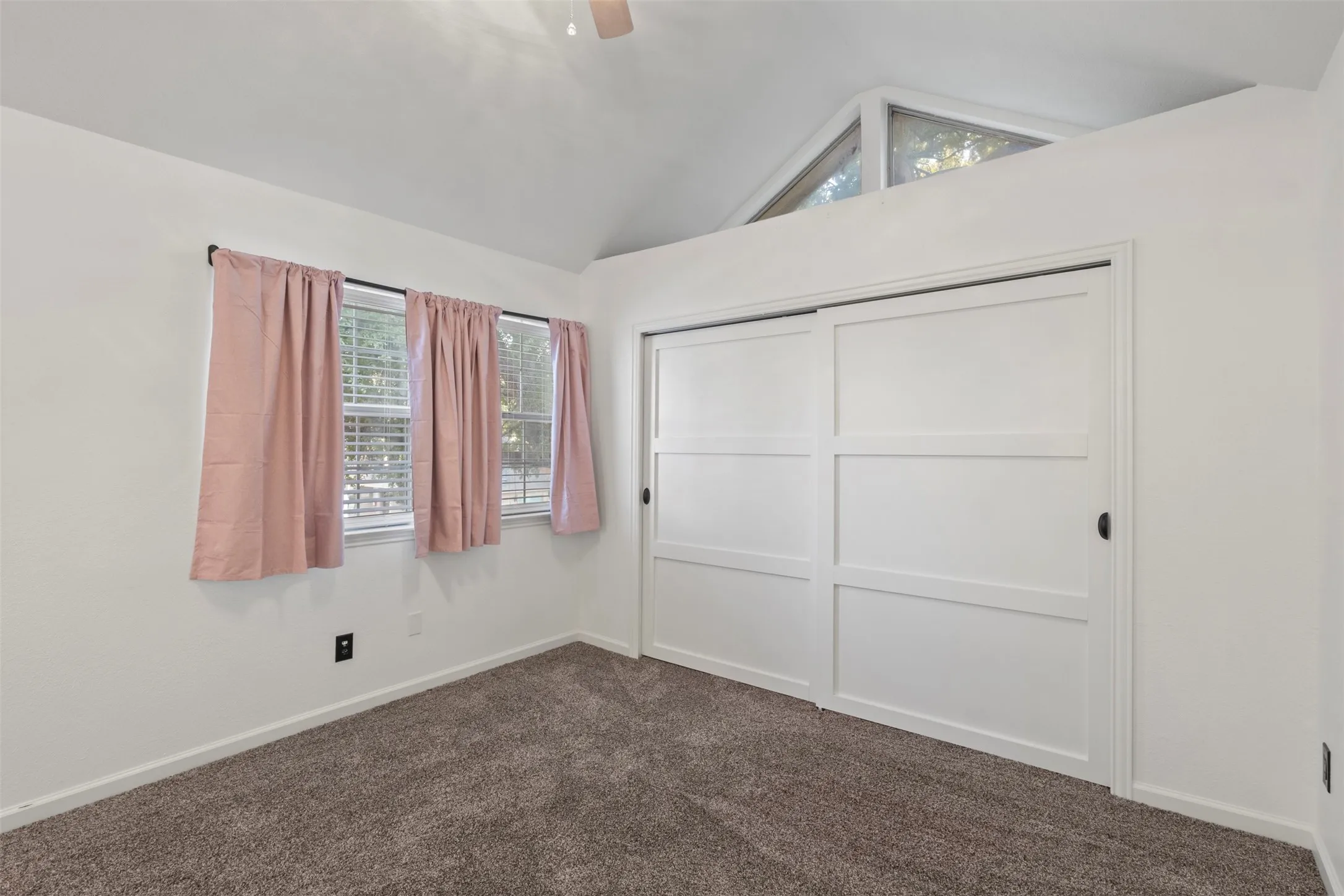 Condominium For Sale in Tarrant County , 1424 Meadowood Village Drive, Fort Worth, Texas 76120, 1 Bedroom, 2 Bathroom, Garage spaces, 734 Sqft, built in 1984, mls#21388253, Real Estate Agent in Fort Worth, Homes For Sale in Tarrant county, Homes For Sale in Fort Worth, Realtor in Fort Worth Texas, Real Estate Brokerage Independent Realty Texas, Luminita Cordes Realtor