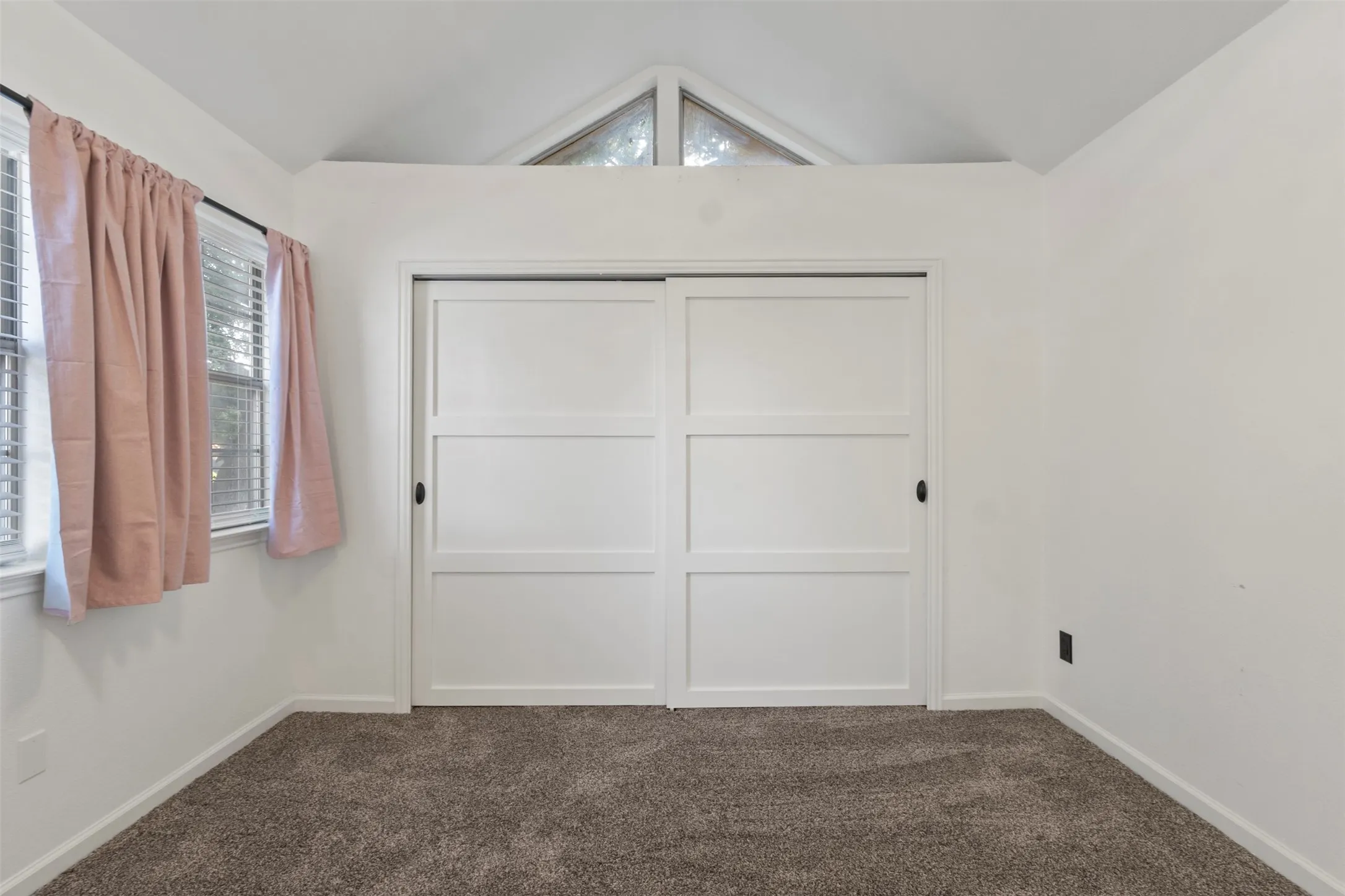 Condominium For Sale in Tarrant County , 1424 Meadowood Village Drive, Fort Worth, Texas 76120, 1 Bedroom, 2 Bathroom, Garage spaces, 734 Sqft, built in 1984, mls#21388253, Real Estate Agent in Fort Worth, Homes For Sale in Tarrant county, Homes For Sale in Fort Worth, Realtor in Fort Worth Texas, Real Estate Brokerage Independent Realty Texas, Luminita Cordes Realtor