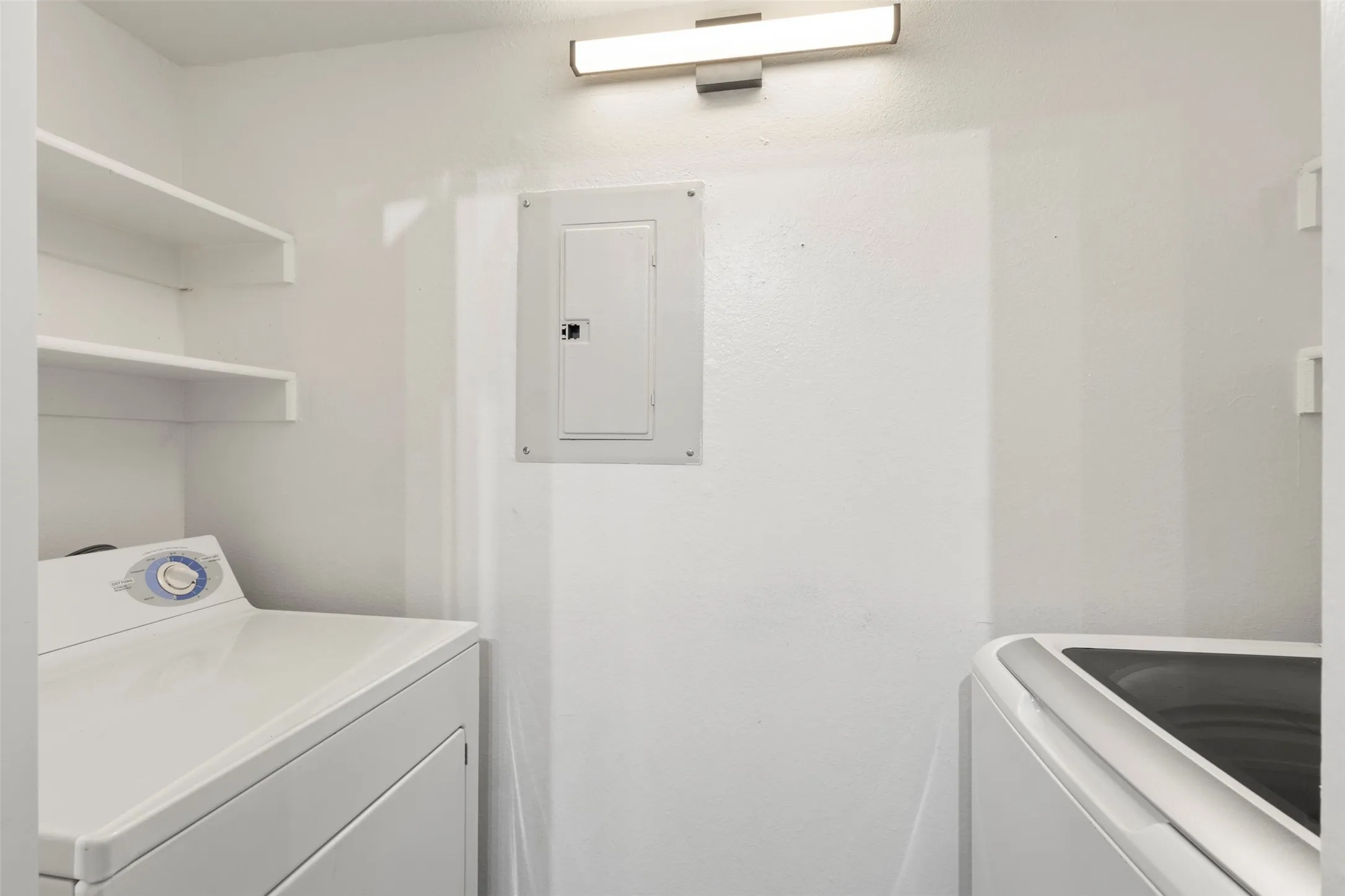Condominium For Sale in Tarrant County , 1424 Meadowood Village Drive, Fort Worth, Texas 76120, 1 Bedroom, 2 Bathroom, Garage spaces, 734 Sqft, built in 1984, mls#21388253, Real Estate Agent in Fort Worth, Homes For Sale in Tarrant county, Homes For Sale in Fort Worth, Realtor in Fort Worth Texas, Real Estate Brokerage Independent Realty Texas, Luminita Cordes Realtor