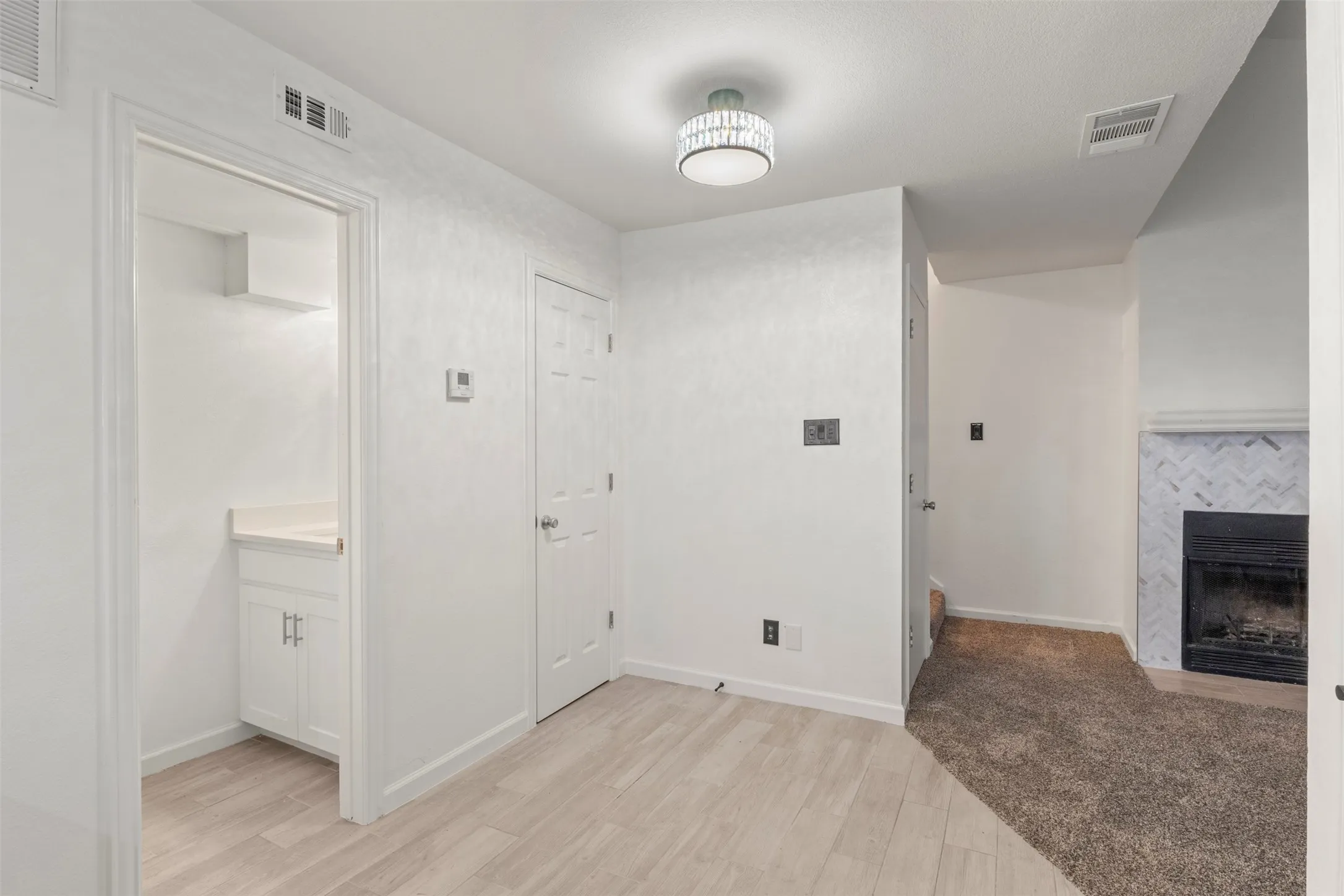 Condominium For Sale in Tarrant County , 1424 Meadowood Village Drive, Fort Worth, Texas 76120, 1 Bedroom, 2 Bathroom, Garage spaces, 734 Sqft, built in 1984, mls#21388253, Real Estate Agent in Fort Worth, Homes For Sale in Tarrant county, Homes For Sale in Fort Worth, Realtor in Fort Worth Texas, Real Estate Brokerage Independent Realty Texas, Luminita Cordes Realtor