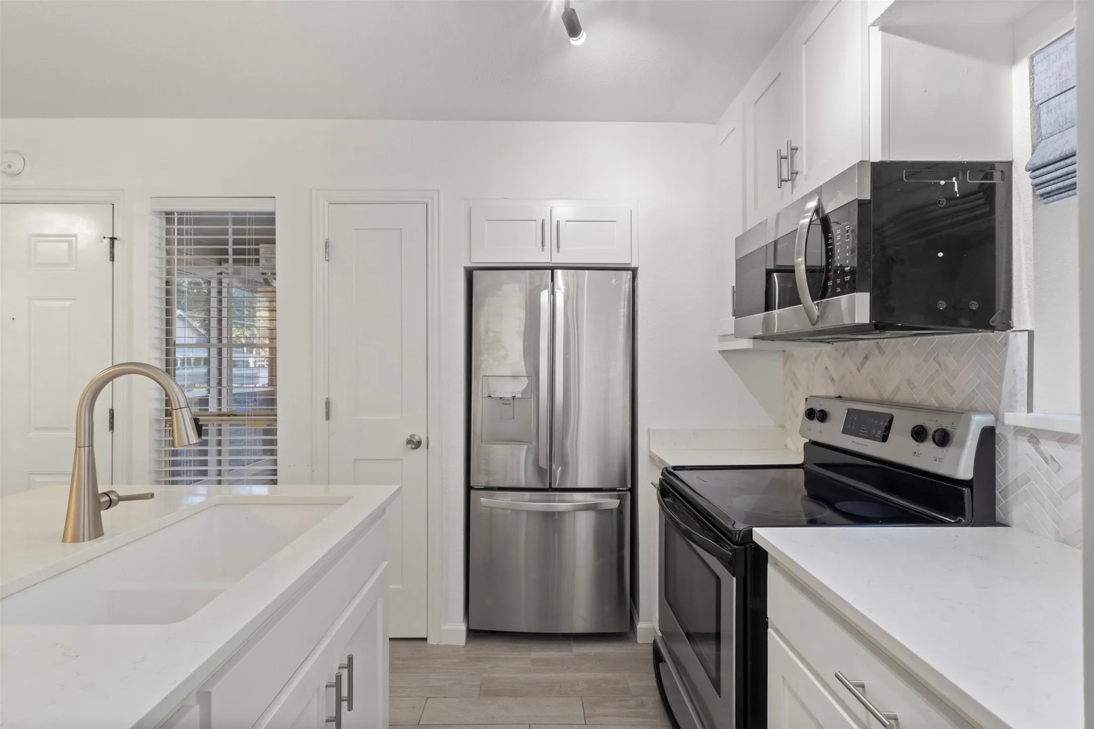 Condominium For Sale in Tarrant County , 1424 Meadowood Village Drive, Fort Worth, Texas 76120, 1 Bedroom, 2 Bathroom, Garage spaces, 734 Sqft, built in 1984, mls#21388253, Real Estate Agent in Fort Worth, Homes For Sale in Tarrant county, Homes For Sale in Fort Worth, Realtor in Fort Worth Texas, Real Estate Brokerage Independent Realty Texas, Luminita Cordes Realtor