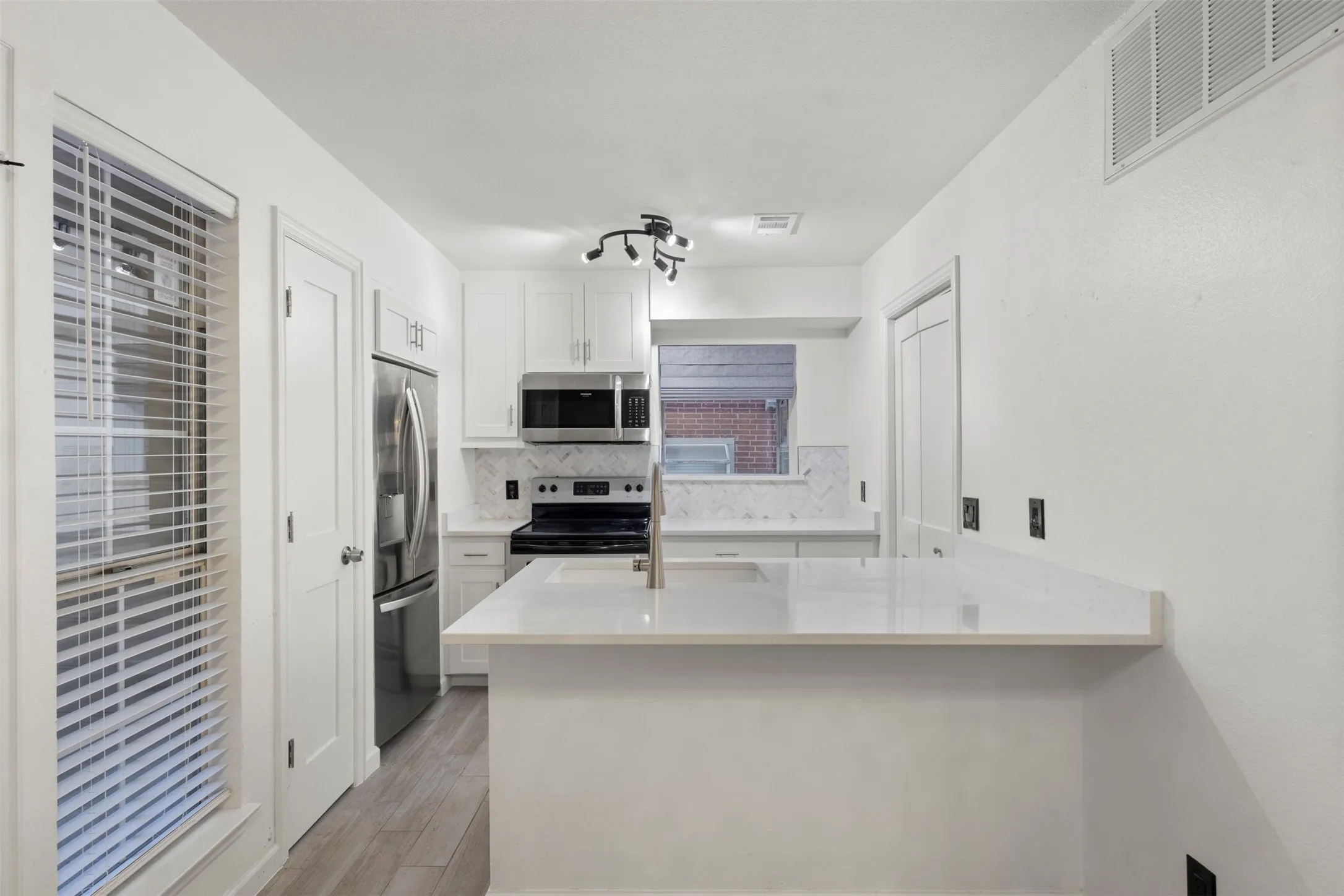 Condominium For Sale in Tarrant County , 1424 Meadowood Village Drive, Fort Worth, Texas 76120, 1 Bedroom, 2 Bathroom, Garage spaces, 734 Sqft, built in 1984, mls#21388253, Real Estate Agent in Fort Worth, Homes For Sale in Tarrant county, Homes For Sale in Fort Worth, Realtor in Fort Worth Texas, Real Estate Brokerage Independent Realty Texas, Luminita Cordes Realtor