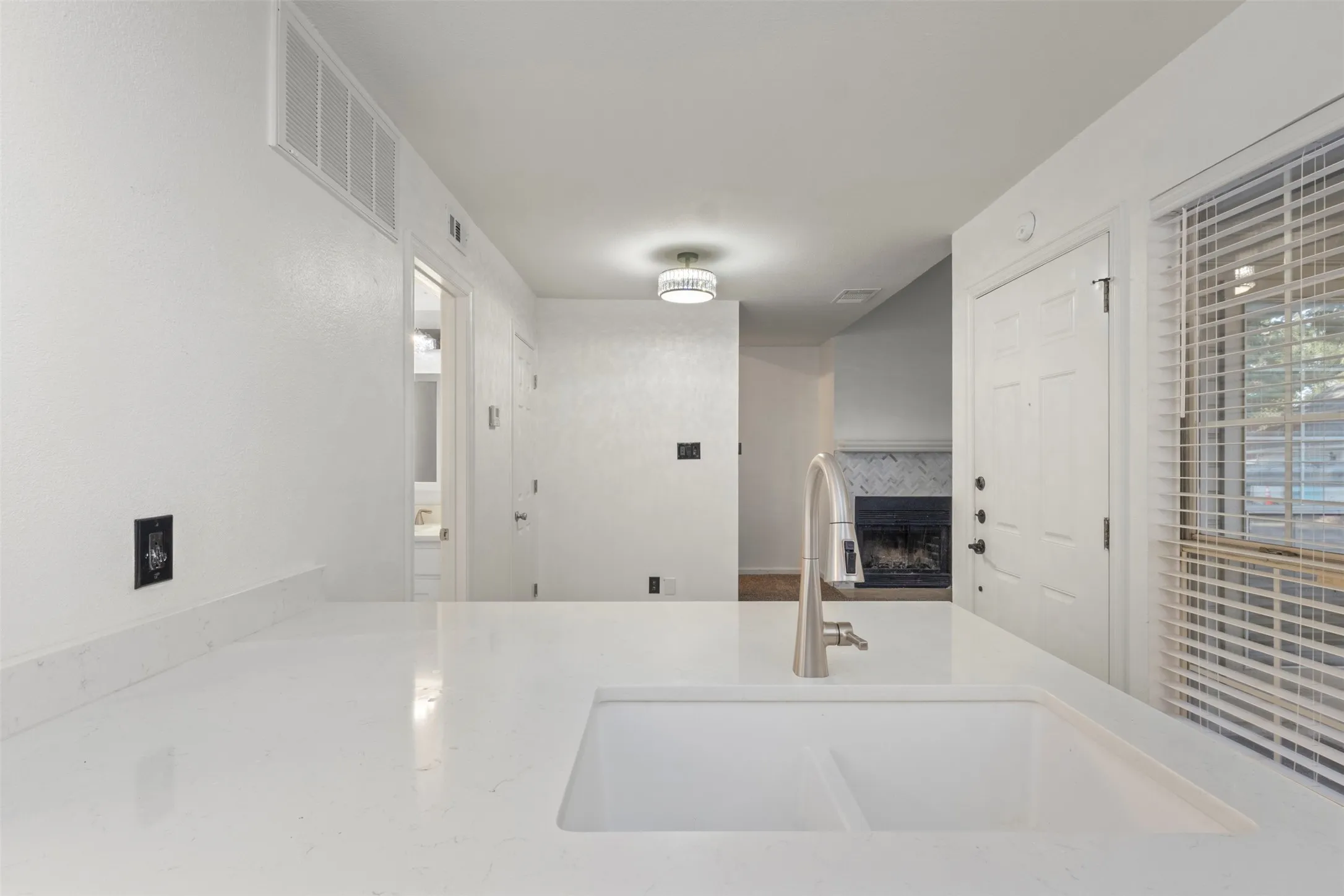 Condominium For Sale in Tarrant County , 1424 Meadowood Village Drive, Fort Worth, Texas 76120, 1 Bedroom, 2 Bathroom, Garage spaces, 734 Sqft, built in 1984, mls#21388253, Real Estate Agent in Fort Worth, Homes For Sale in Tarrant county, Homes For Sale in Fort Worth, Realtor in Fort Worth Texas, Real Estate Brokerage Independent Realty Texas, Luminita Cordes Realtor