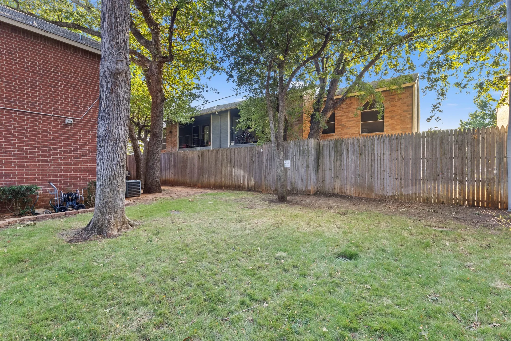 Condominium For Sale in Tarrant County , 1424 Meadowood Village Drive, Fort Worth, Texas 76120, 1 Bedroom, 2 Bathroom, Garage spaces, 734 Sqft, built in 1984, mls#21388253, Real Estate Agent in Fort Worth, Homes For Sale in Tarrant county, Homes For Sale in Fort Worth, Realtor in Fort Worth Texas, Real Estate Brokerage Independent Realty Texas, Luminita Cordes Realtor
