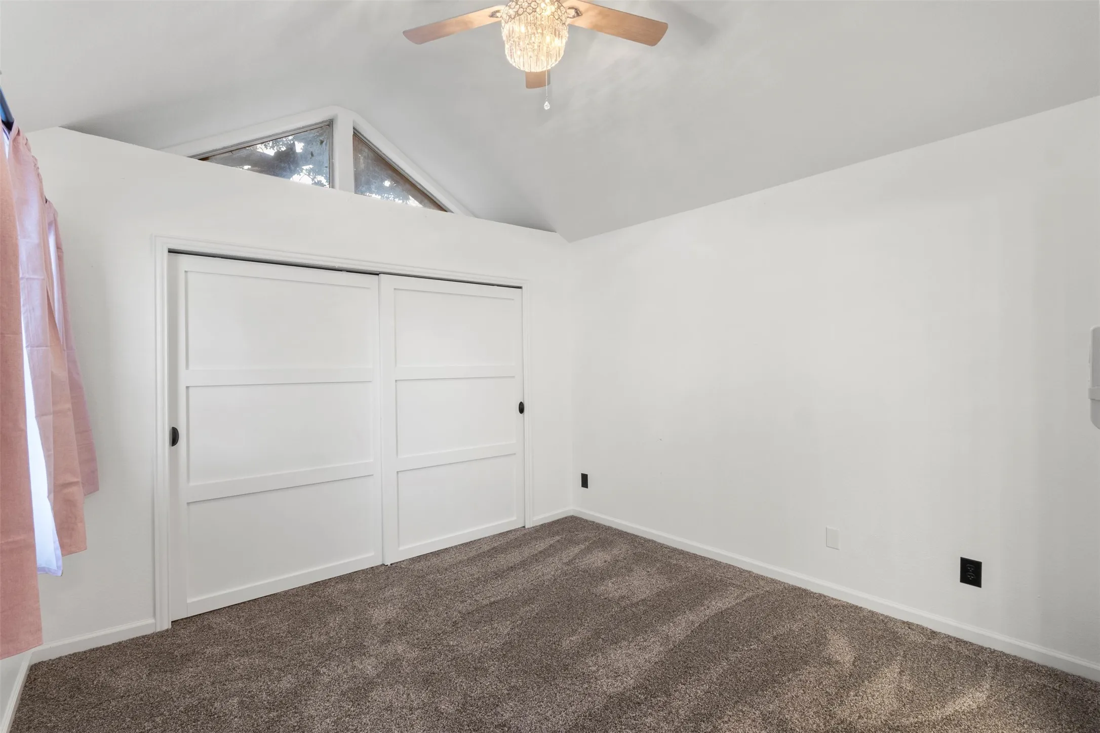 Condominium For Sale in Tarrant County , 1424 Meadowood Village Drive, Fort Worth, Texas 76120, 1 Bedroom, 2 Bathroom, Garage spaces, 734 Sqft, built in 1984, mls#21388253, Real Estate Agent in Fort Worth, Homes For Sale in Tarrant county, Homes For Sale in Fort Worth, Realtor in Fort Worth Texas, Real Estate Brokerage Independent Realty Texas, Luminita Cordes Realtor