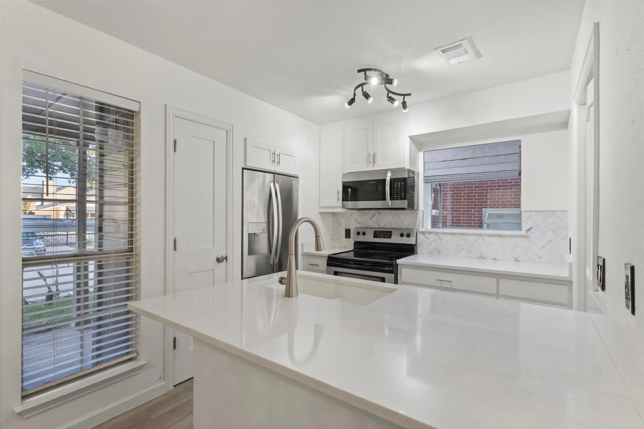 Condominium For Sale in Tarrant County , 1424 Meadowood Village Drive, Fort Worth, Texas 76120, 1 Bedroom, 2 Bathroom, Garage spaces, 734 Sqft, built in 1984, mls#21388253, Real Estate Agent in Fort Worth, Homes For Sale in Tarrant county, Homes For Sale in Fort Worth, Realtor in Fort Worth Texas, Real Estate Brokerage Independent Realty Texas, Luminita Cordes Realtor