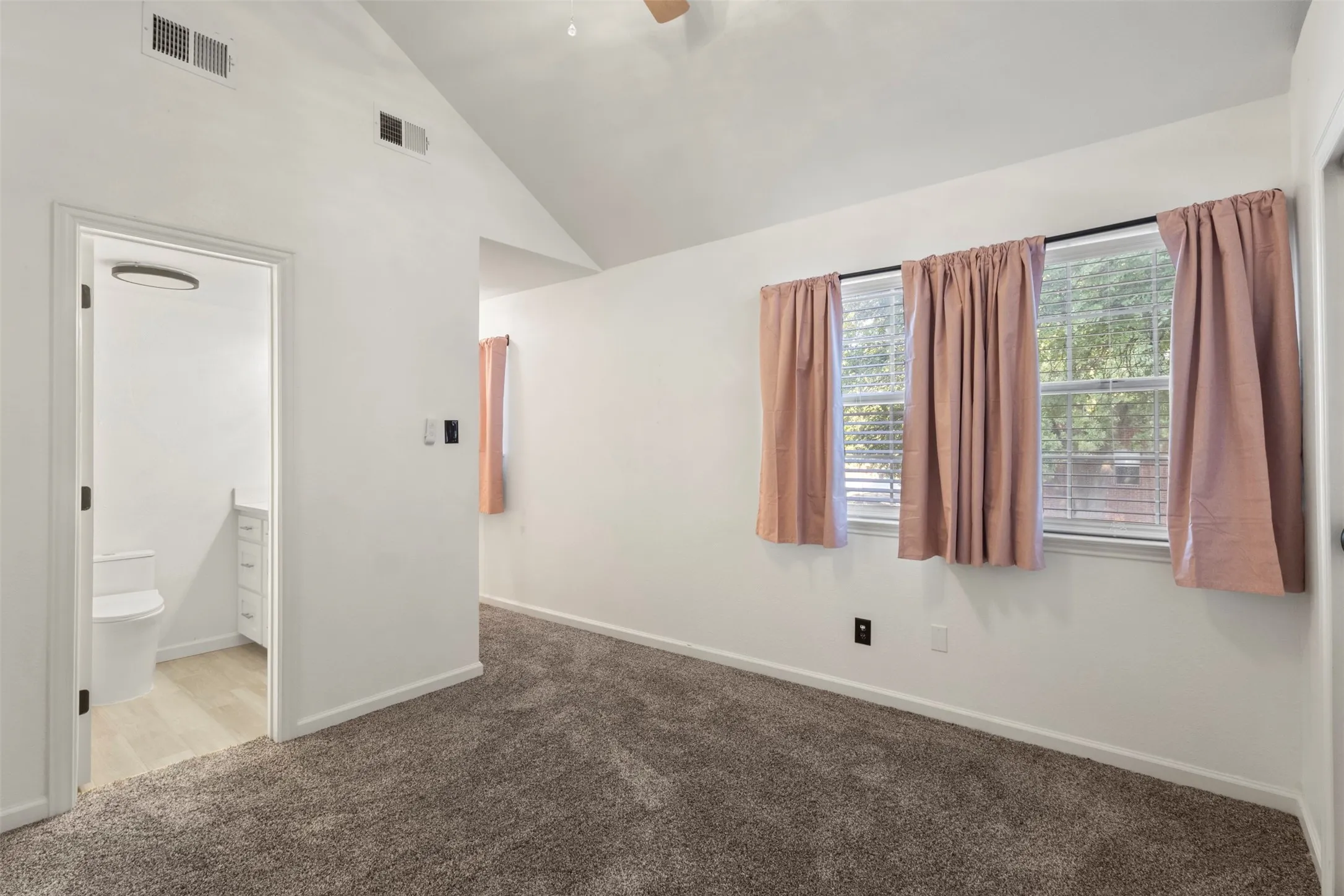 Condominium For Sale in Tarrant County , 1424 Meadowood Village Drive, Fort Worth, Texas 76120, 1 Bedroom, 2 Bathroom, Garage spaces, 734 Sqft, built in 1984, mls#21388253, Real Estate Agent in Fort Worth, Homes For Sale in Tarrant county, Homes For Sale in Fort Worth, Realtor in Fort Worth Texas, Real Estate Brokerage Independent Realty Texas, Luminita Cordes Realtor
