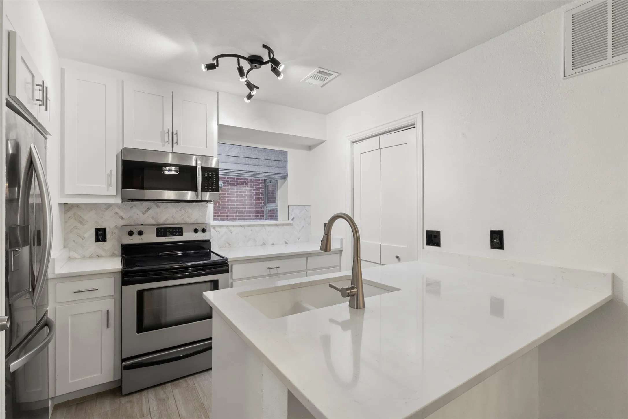 Condominium For Sale in Tarrant County , 1424 Meadowood Village Drive, Fort Worth, Texas 76120, 1 Bedroom, 2 Bathroom, Garage spaces, 734 Sqft, built in 1984, mls#21388253, Real Estate Agent in Fort Worth, Homes For Sale in Tarrant county, Homes For Sale in Fort Worth, Realtor in Fort Worth Texas, Real Estate Brokerage Independent Realty Texas, Luminita Cordes Realtor