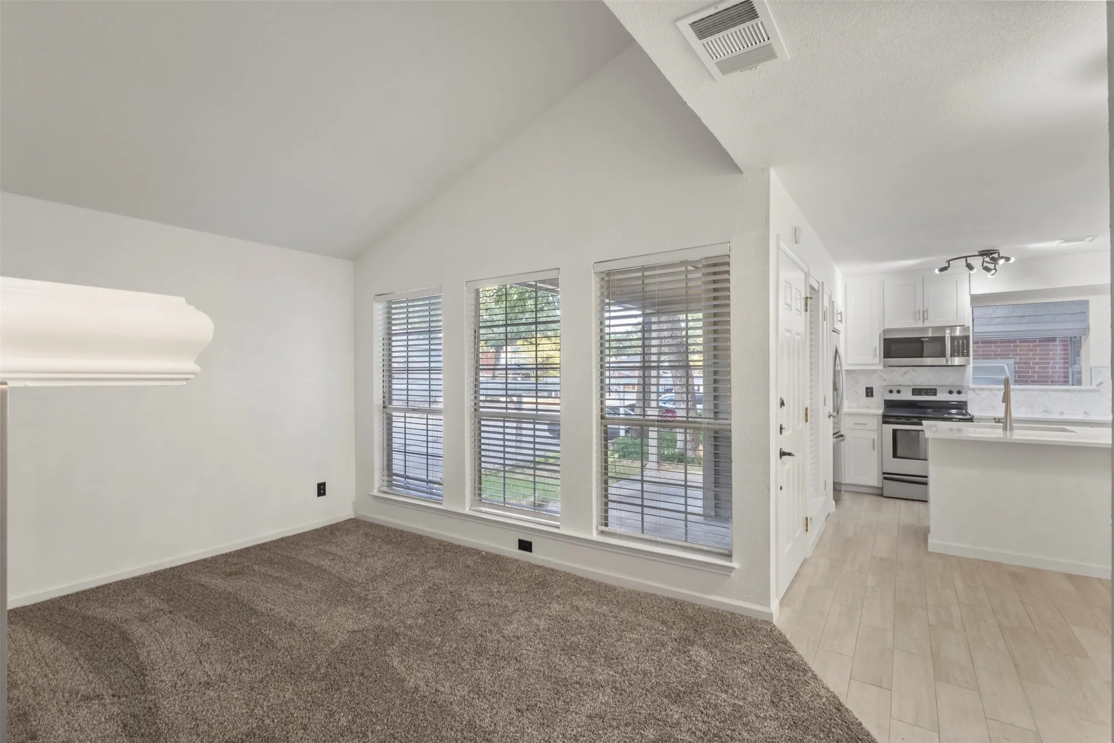 Condominium For Sale in Tarrant County , 1424 Meadowood Village Drive, Fort Worth, Texas 76120, 1 Bedroom, 2 Bathroom, Garage spaces, 734 Sqft, built in 1984, mls#21388253, Real Estate Agent in Fort Worth, Homes For Sale in Tarrant county, Homes For Sale in Fort Worth, Realtor in Fort Worth Texas, Real Estate Brokerage Independent Realty Texas, Luminita Cordes Realtor
