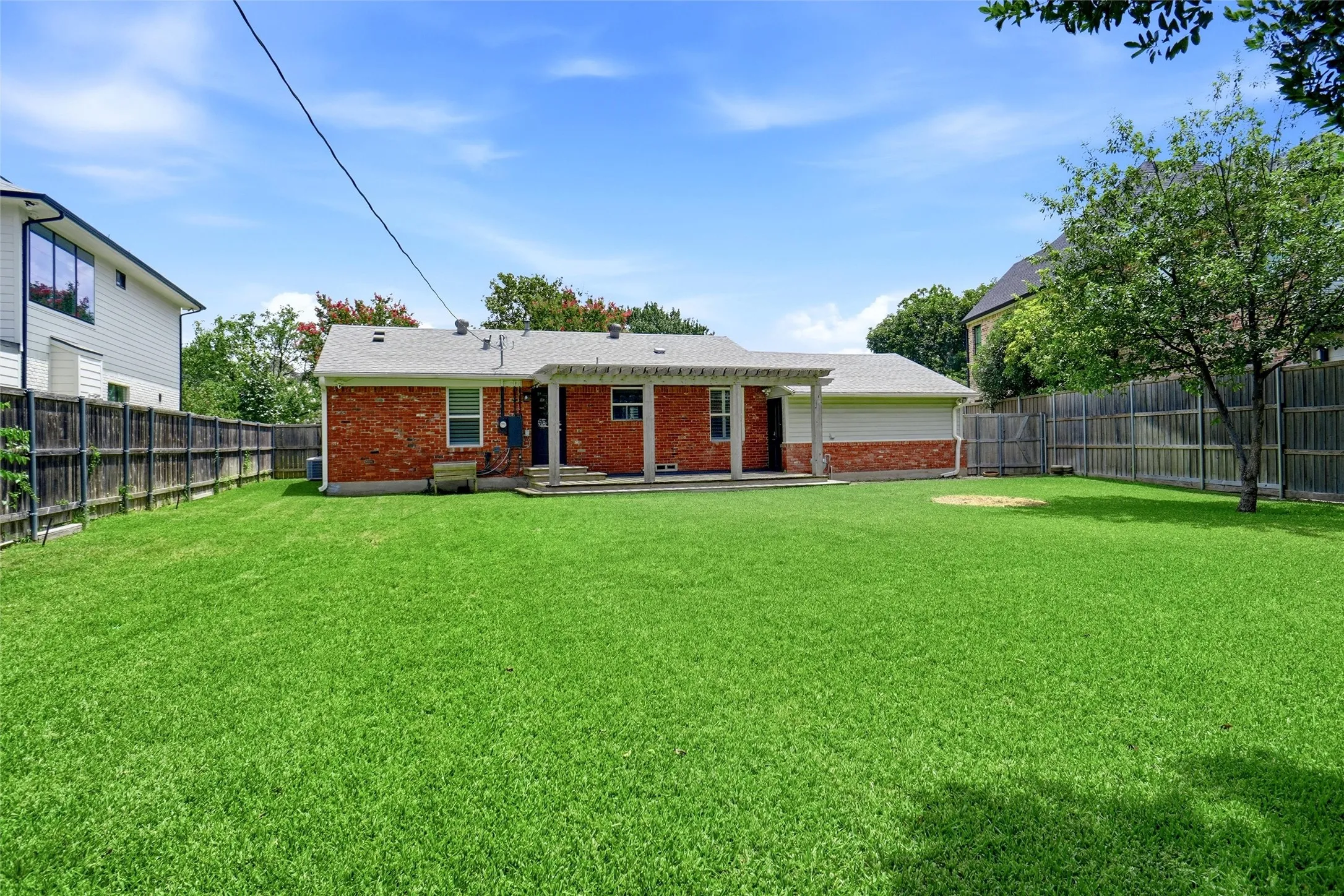 Single Family Residence For Sale in Dallas County , 3975 Clover Lane, Dallas, Texas 75220, 3 Bedroom, 2 Bathroom, 2 Garage spaces, 1,486 Sqft, built in 1952, mls#21390206, Real Estate Agent in Dallas, Homes For Sale in Dallas county, Homes For Sale in Dallas, Realtor in Dallas Texas, Real Estate Brokerage Independent Realty Texas, Luminita Cordes Realtor