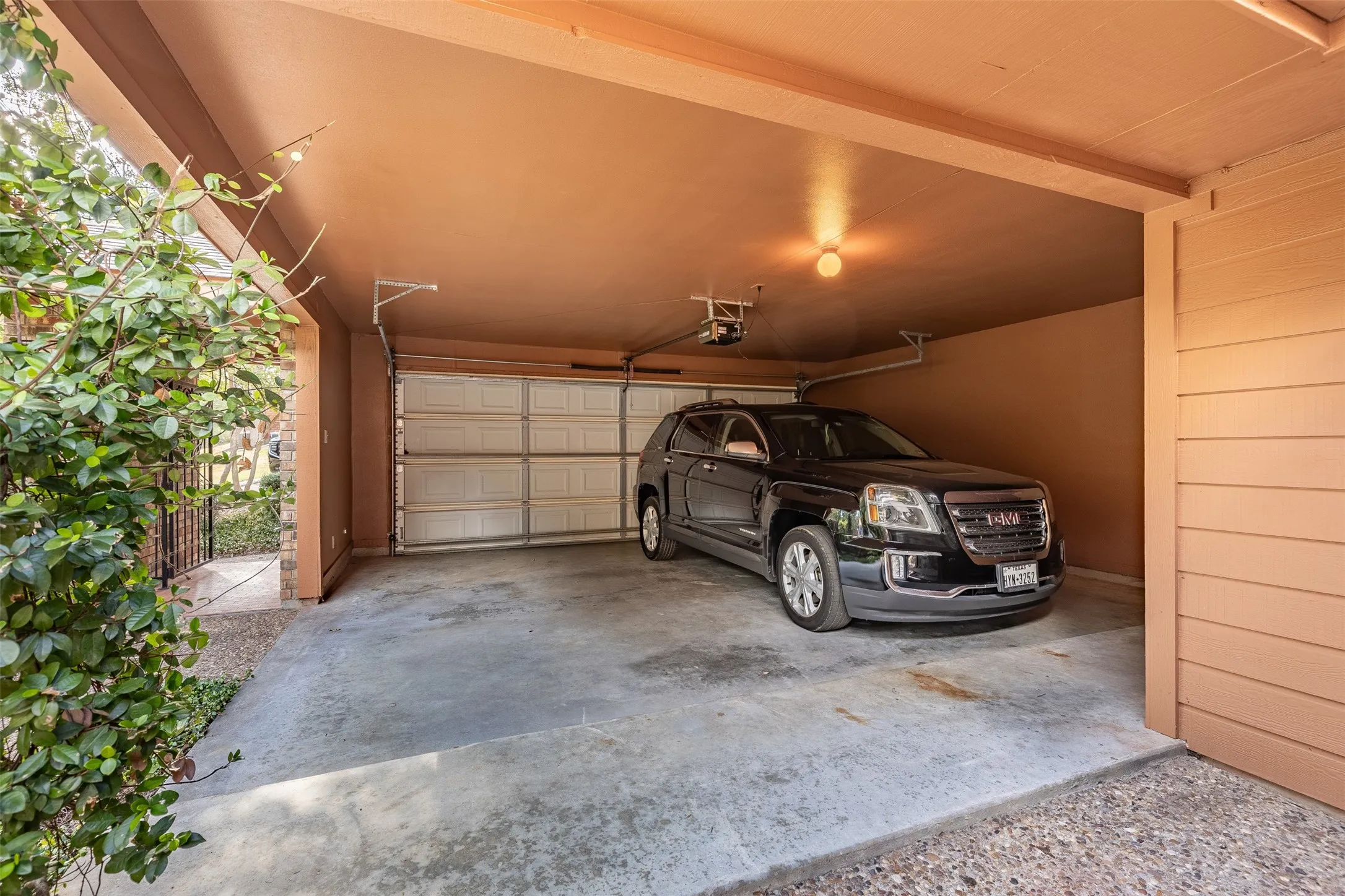 Townhouse For Sale in Grayson County , 14 Village Green Court, Denison, Texas 75020, 3 Bedroom, 3 Bathroom, 2 Garage spaces, 1,578 Sqft, built in 1991, mls#21378952, Real Estate Agent in Denison, Homes For Sale in Grayson county, Homes For Sale in Denison, Realtor in Denison Texas, Real Estate Brokerage Independent Realty Texas, Luminita Cordes Realtor