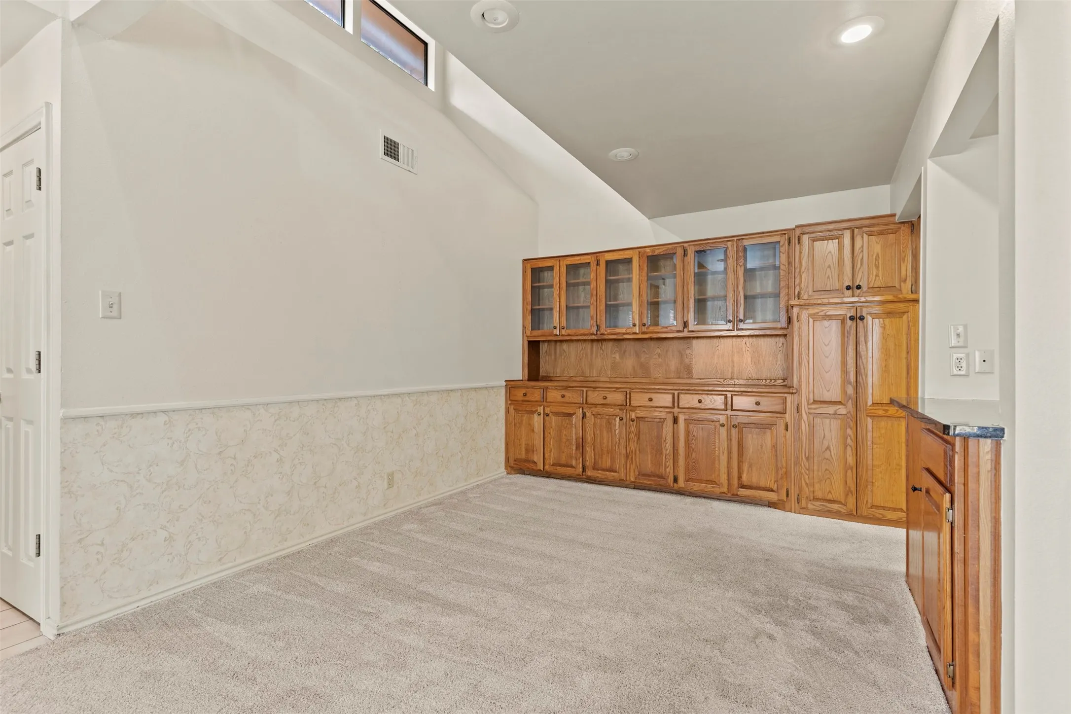 Townhouse For Sale in Grayson County , 14 Village Green Court, Denison, Texas 75020, 3 Bedroom, 3 Bathroom, 2 Garage spaces, 1,578 Sqft, built in 1991, mls#21378952, Real Estate Agent in Denison, Homes For Sale in Grayson county, Homes For Sale in Denison, Realtor in Denison Texas, Real Estate Brokerage Independent Realty Texas, Luminita Cordes Realtor