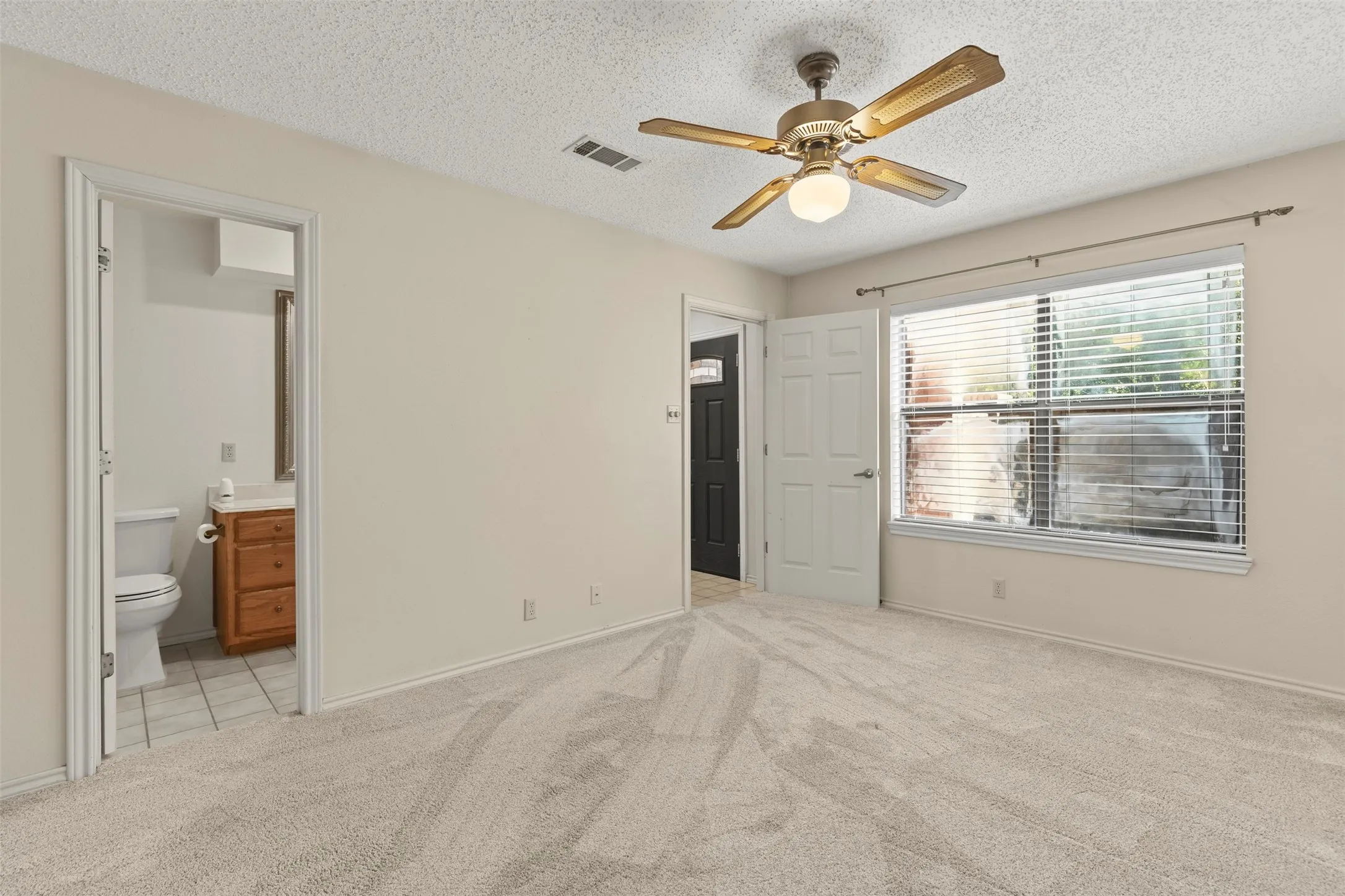 Townhouse For Sale in Grayson County , 14 Village Green Court, Denison, Texas 75020, 3 Bedroom, 3 Bathroom, 2 Garage spaces, 1,578 Sqft, built in 1991, mls#21378952, Real Estate Agent in Denison, Homes For Sale in Grayson county, Homes For Sale in Denison, Realtor in Denison Texas, Real Estate Brokerage Independent Realty Texas, Luminita Cordes Realtor