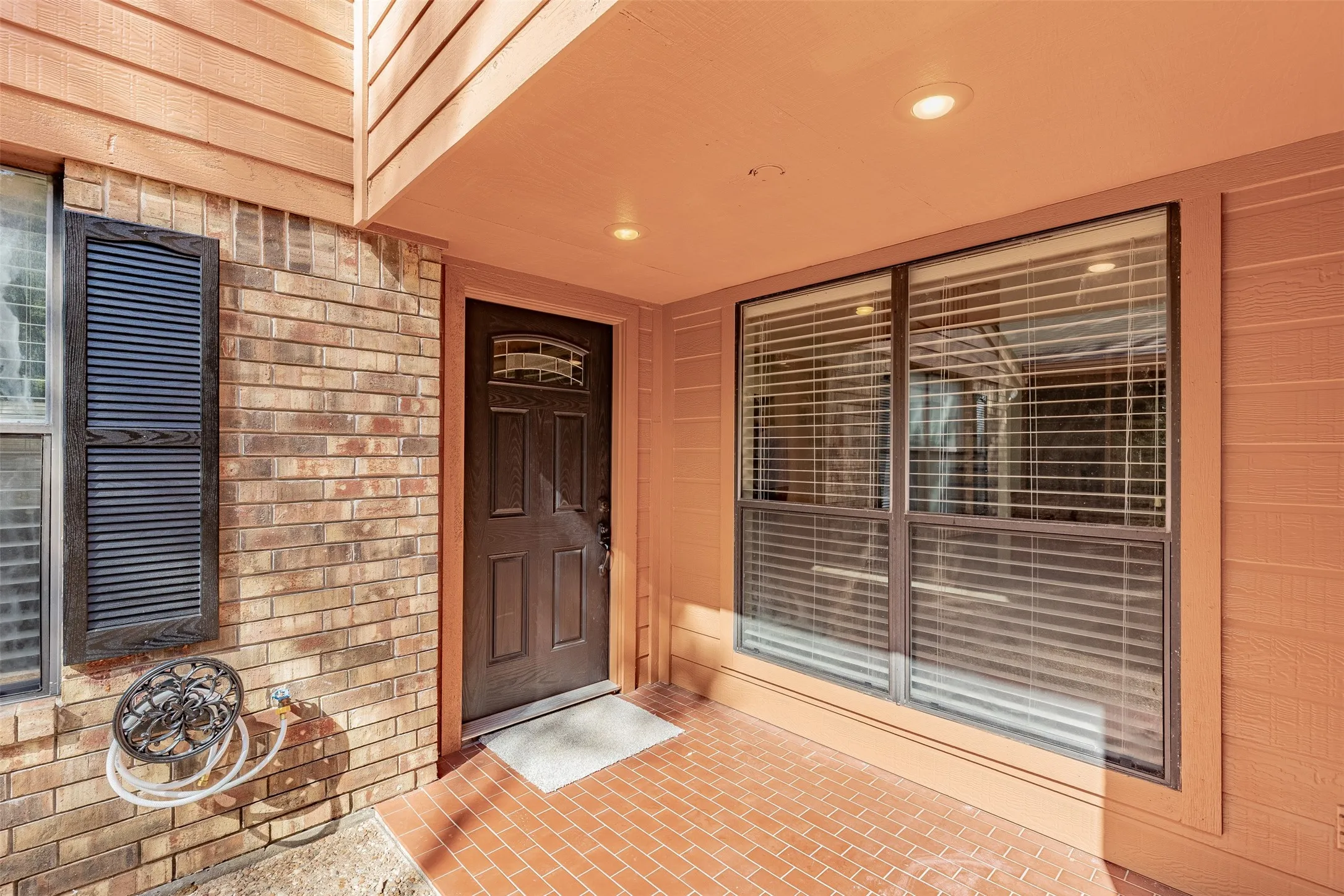 Townhouse For Sale in Grayson County , 14 Village Green Court, Denison, Texas 75020, 3 Bedroom, 3 Bathroom, 2 Garage spaces, 1,578 Sqft, built in 1991, mls#21378952, Real Estate Agent in Denison, Homes For Sale in Grayson county, Homes For Sale in Denison, Realtor in Denison Texas, Real Estate Brokerage Independent Realty Texas, Luminita Cordes Realtor