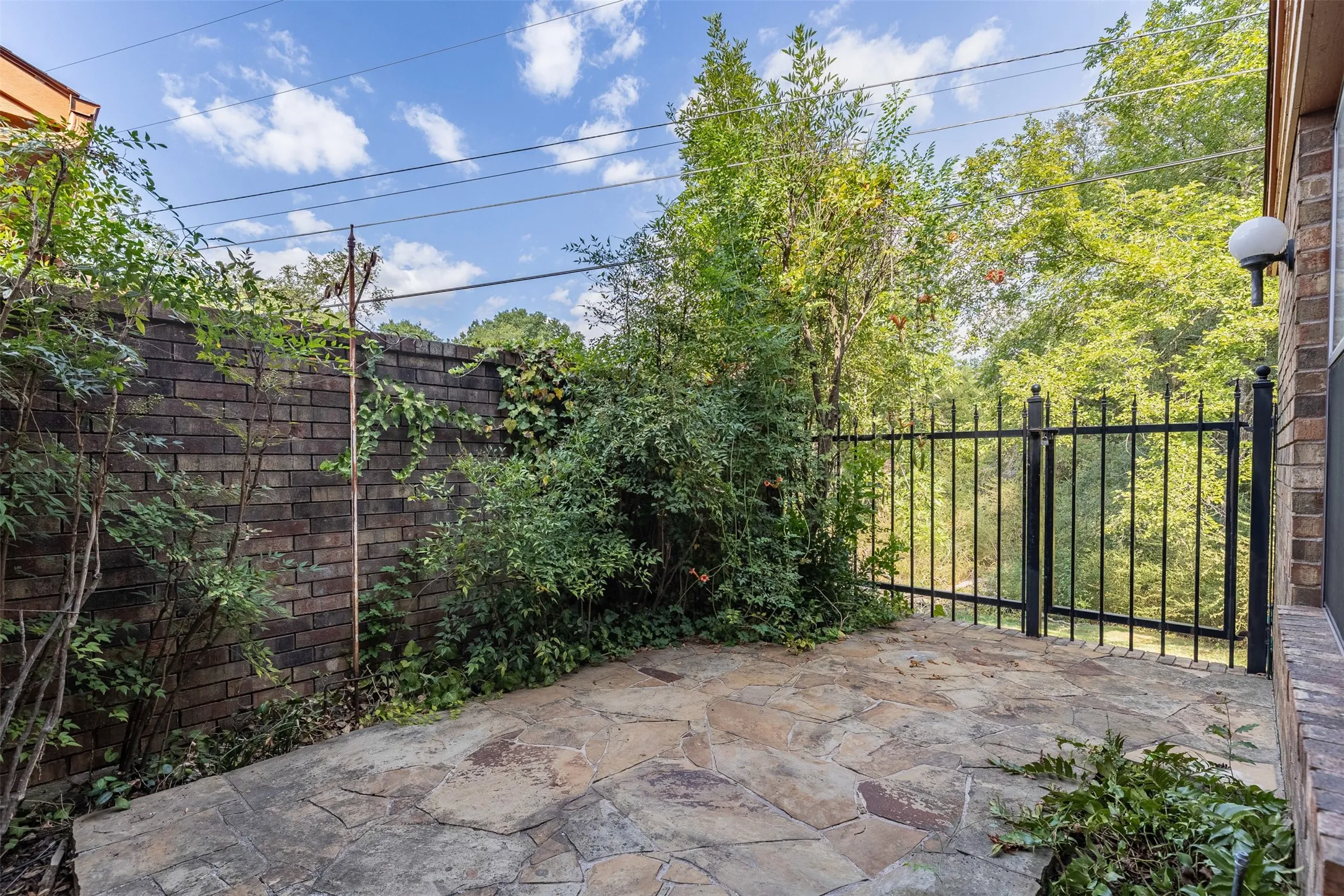 Townhouse For Sale in Grayson County , 14 Village Green Court, Denison, Texas 75020, 3 Bedroom, 3 Bathroom, 2 Garage spaces, 1,578 Sqft, built in 1991, mls#21378952, Real Estate Agent in Denison, Homes For Sale in Grayson county, Homes For Sale in Denison, Realtor in Denison Texas, Real Estate Brokerage Independent Realty Texas, Luminita Cordes Realtor