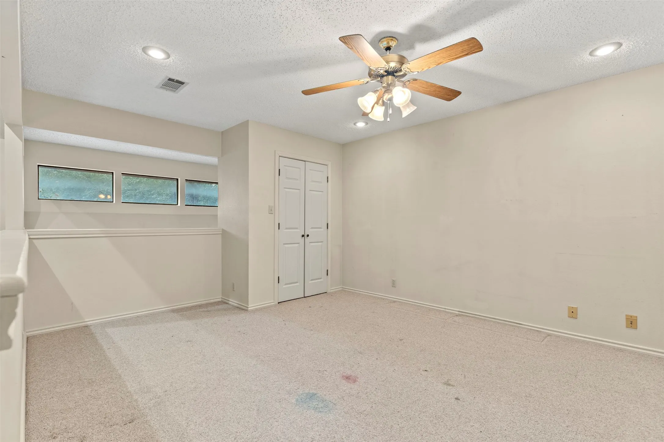 Townhouse For Sale in Grayson County , 14 Village Green Court, Denison, Texas 75020, 3 Bedroom, 3 Bathroom, 2 Garage spaces, 1,578 Sqft, built in 1991, mls#21378952, Real Estate Agent in Denison, Homes For Sale in Grayson county, Homes For Sale in Denison, Realtor in Denison Texas, Real Estate Brokerage Independent Realty Texas, Luminita Cordes Realtor