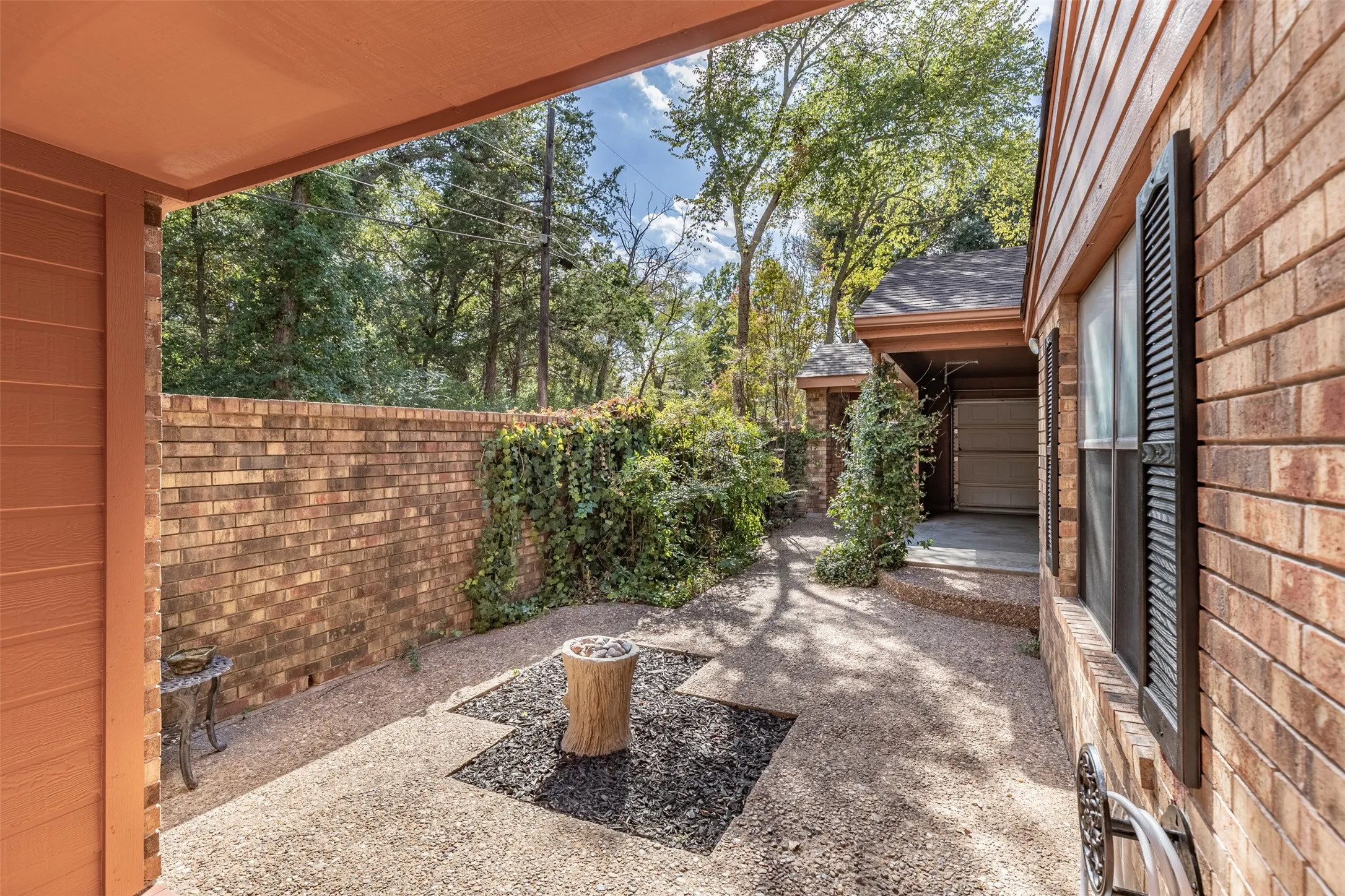 Townhouse For Sale in Grayson County , 14 Village Green Court, Denison, Texas 75020, 3 Bedroom, 3 Bathroom, 2 Garage spaces, 1,578 Sqft, built in 1991, mls#21378952, Real Estate Agent in Denison, Homes For Sale in Grayson county, Homes For Sale in Denison, Realtor in Denison Texas, Real Estate Brokerage Independent Realty Texas, Luminita Cordes Realtor