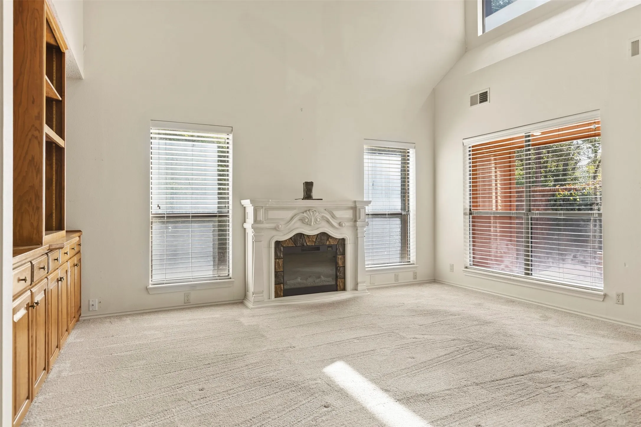 Townhouse For Sale in Grayson County , 14 Village Green Court, Denison, Texas 75020, 3 Bedroom, 3 Bathroom, 2 Garage spaces, 1,578 Sqft, built in 1991, mls#21378952, Real Estate Agent in Denison, Homes For Sale in Grayson county, Homes For Sale in Denison, Realtor in Denison Texas, Real Estate Brokerage Independent Realty Texas, Luminita Cordes Realtor