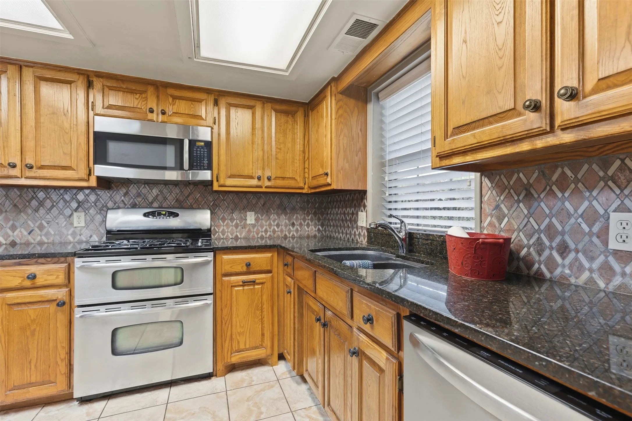 Townhouse For Sale in Grayson County , 14 Village Green Court, Denison, Texas 75020, 3 Bedroom, 3 Bathroom, 2 Garage spaces, 1,578 Sqft, built in 1991, mls#21378952, Real Estate Agent in Denison, Homes For Sale in Grayson county, Homes For Sale in Denison, Realtor in Denison Texas, Real Estate Brokerage Independent Realty Texas, Luminita Cordes Realtor