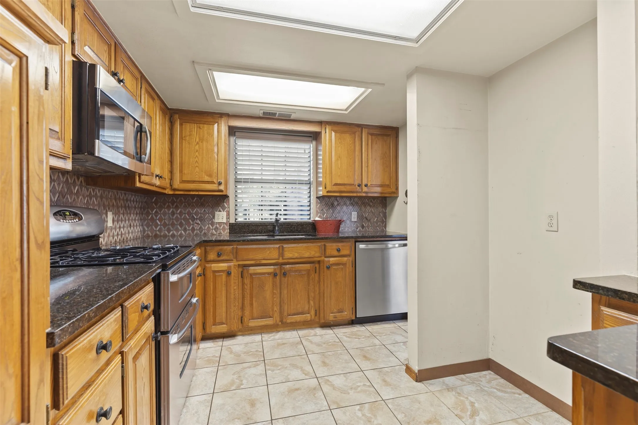 Townhouse For Sale in Grayson County , 14 Village Green Court, Denison, Texas 75020, 3 Bedroom, 3 Bathroom, 2 Garage spaces, 1,578 Sqft, built in 1991, mls#21378952, Real Estate Agent in Denison, Homes For Sale in Grayson county, Homes For Sale in Denison, Realtor in Denison Texas, Real Estate Brokerage Independent Realty Texas, Luminita Cordes Realtor