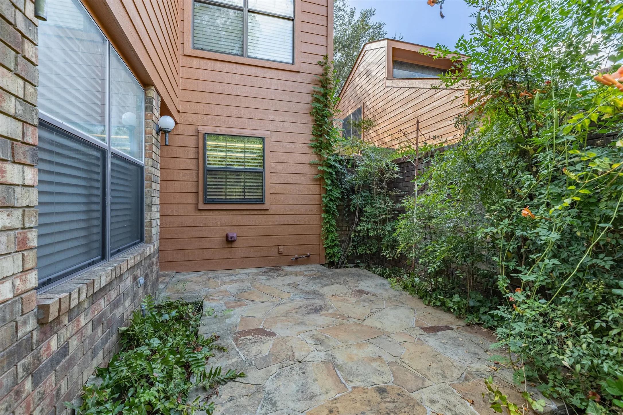 Townhouse For Sale in Grayson County , 14 Village Green Court, Denison, Texas 75020, 3 Bedroom, 3 Bathroom, 2 Garage spaces, 1,578 Sqft, built in 1991, mls#21378952, Real Estate Agent in Denison, Homes For Sale in Grayson county, Homes For Sale in Denison, Realtor in Denison Texas, Real Estate Brokerage Independent Realty Texas, Luminita Cordes Realtor