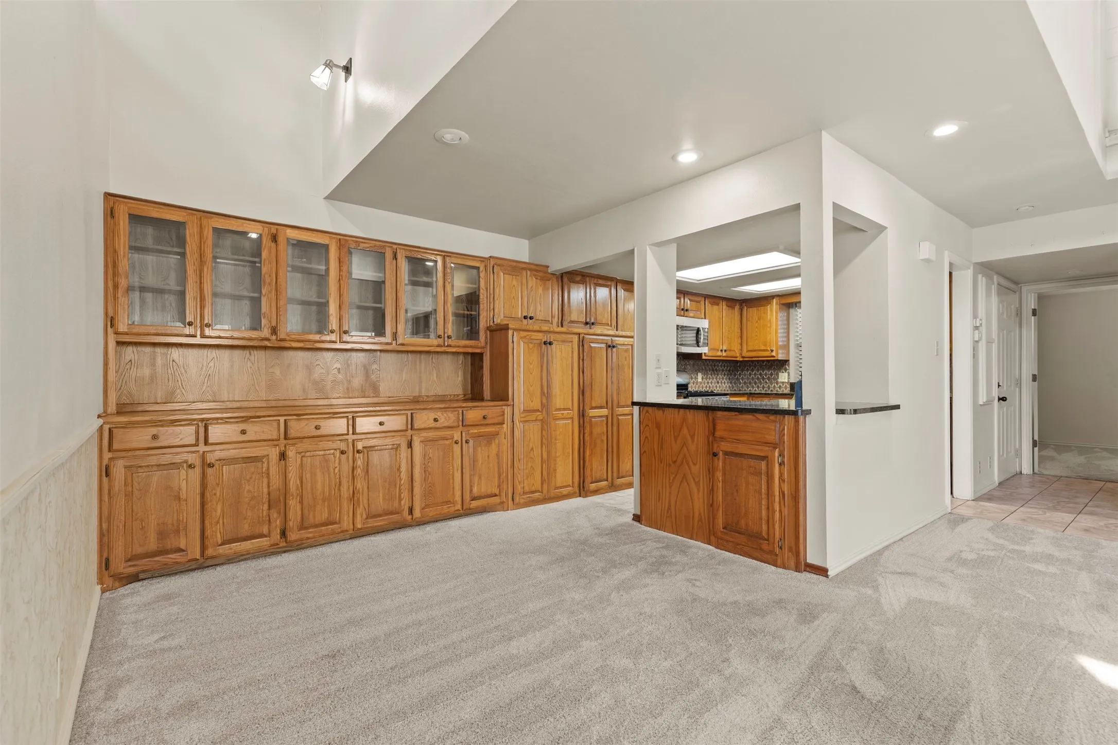 Townhouse For Sale in Grayson County , 14 Village Green Court, Denison, Texas 75020, 3 Bedroom, 3 Bathroom, 2 Garage spaces, 1,578 Sqft, built in 1991, mls#21378952, Real Estate Agent in Denison, Homes For Sale in Grayson county, Homes For Sale in Denison, Realtor in Denison Texas, Real Estate Brokerage Independent Realty Texas, Luminita Cordes Realtor