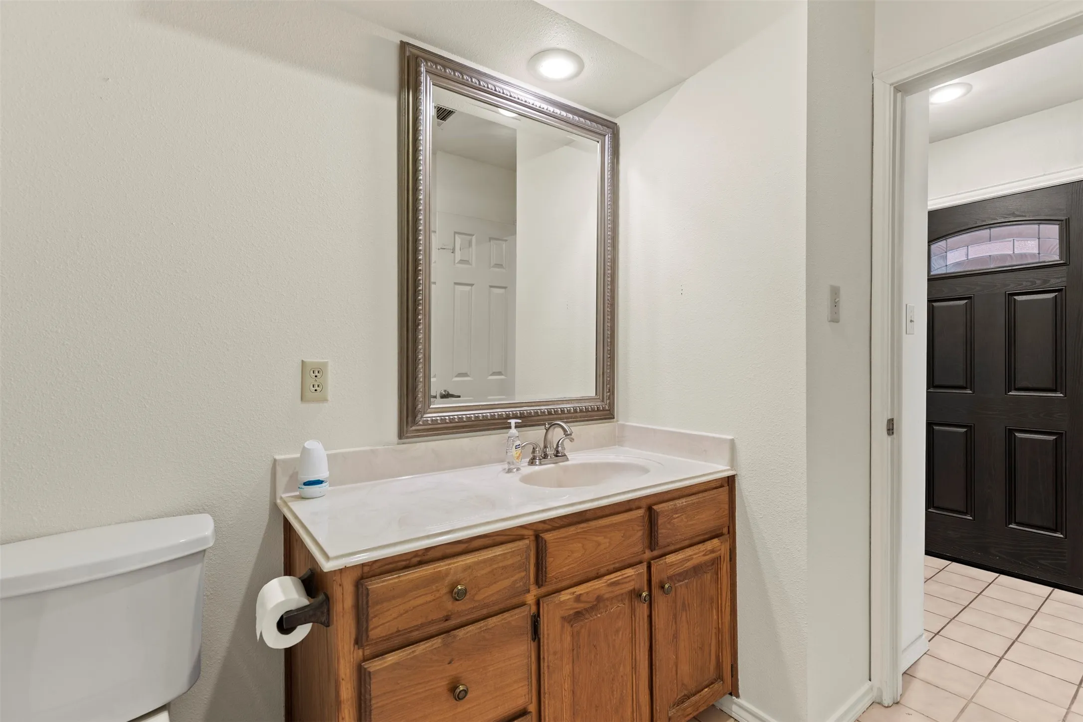 Townhouse For Sale in Grayson County , 14 Village Green Court, Denison, Texas 75020, 3 Bedroom, 3 Bathroom, 2 Garage spaces, 1,578 Sqft, built in 1991, mls#21378952, Real Estate Agent in Denison, Homes For Sale in Grayson county, Homes For Sale in Denison, Realtor in Denison Texas, Real Estate Brokerage Independent Realty Texas, Luminita Cordes Realtor
