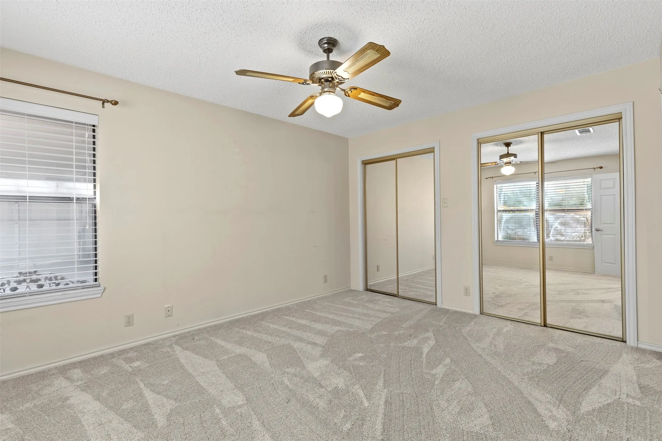 Townhouse For Sale in Grayson County , 14 Village Green Court, Denison, Texas 75020, 3 Bedroom, 3 Bathroom, 2 Garage spaces, 1,578 Sqft, built in 1991, mls#21378952, Real Estate Agent in Denison, Homes For Sale in Grayson county, Homes For Sale in Denison, Realtor in Denison Texas, Real Estate Brokerage Independent Realty Texas, Luminita Cordes Realtor