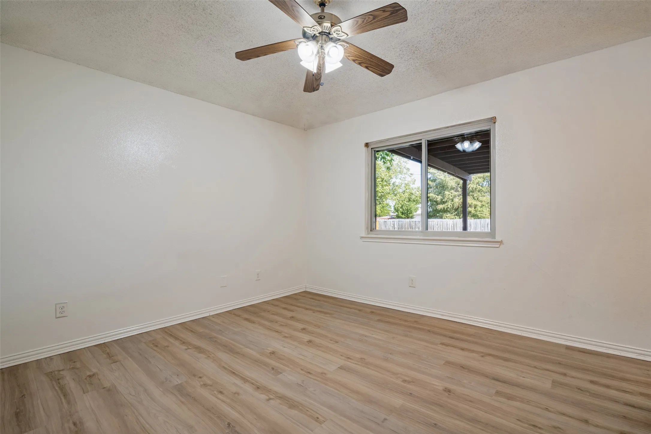 Single Family Residence For Sale in Dallas County , 6527 Leasa Court, Sachse, Texas 75048, 3 Bedroom, 2 Bathroom, 2 Garage spaces, 1,121 Sqft, built in 1985, mls#21385978, Real Estate Agent in Sachse, Homes For Sale in Dallas county, Homes For Sale in Sachse, Realtor in Sachse Texas, Real Estate Brokerage Independent Realty Texas, Luminita Cordes Realtor