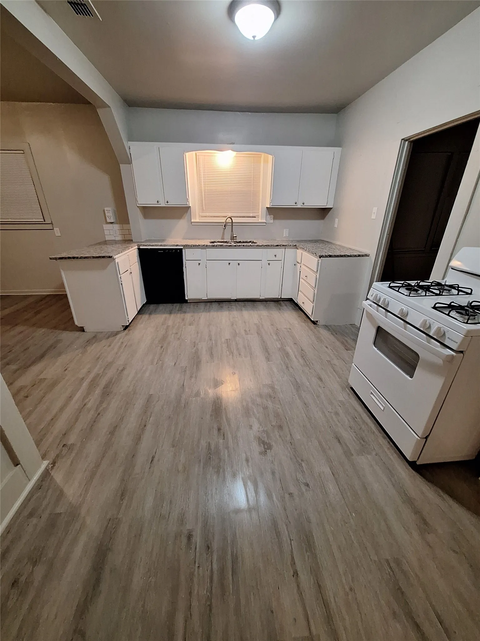 Single Family Residence For Rent in Taylor County , 1142 Grape Street, Abilene, Texas 79601, 3 Bedroom, 2 Bathroom, Garage spaces, 1,468 Sqft, built in 1930, mls#21390213, Real Estate Agent in Abilene, Homes For Rent in Taylor county, Homes For Rent in Abilene, Realtor in Abilene Texas, Real Estate Brokerage Independent Realty Texas, Luminita Cordes Realtor