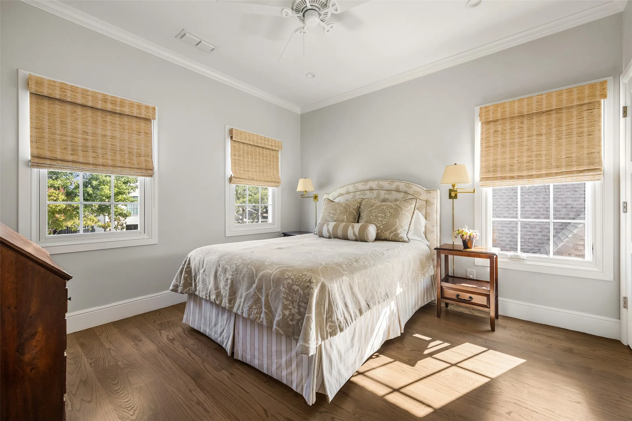Single Family Residence For Sale in Dallas County , 5718 W Hanover Avenue, Dallas, Texas 75209, 4 Bedroom, 4 Bathroom, 2 Garage spaces, 3,213 Sqft, built in 2015, mls#21387687, Real Estate Agent in Dallas, Homes For Sale in Dallas county, Homes For Sale in Dallas, Realtor in Dallas Texas, Real Estate Brokerage Independent Realty Texas, Luminita Cordes Realtor
