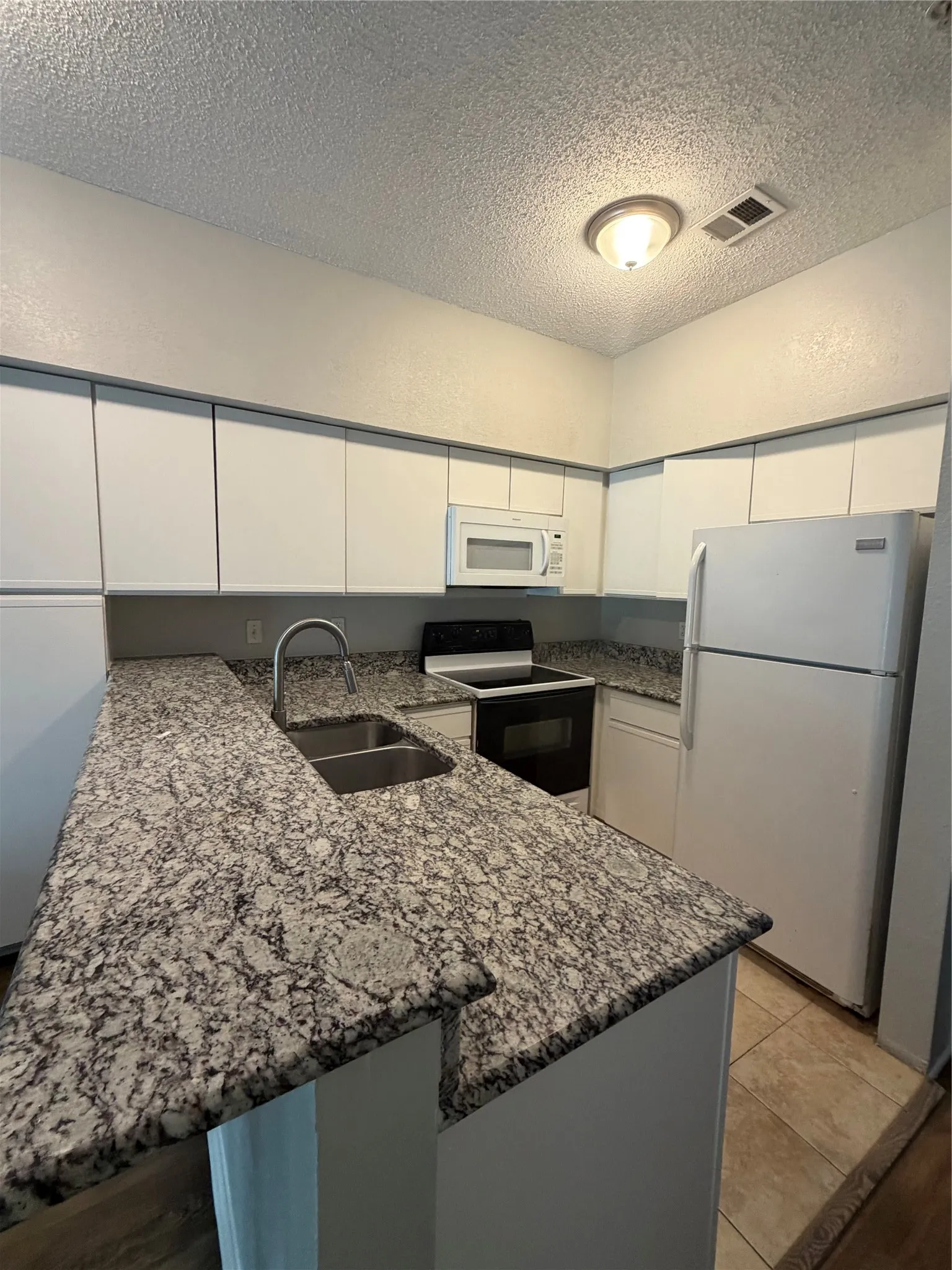 Townhouse For Rent in Dallas County , 7474 Fair Oaks Avenue, Dallas, Texas 75231, 2 Bedroom, 3 Bathroom, 1 Garage spaces, 1,392 Sqft, built in 1986, mls#21390218, Real Estate Agent in Dallas, Homes For Rent in Dallas county, Homes For Rent in Dallas, Realtor in Dallas Texas, Real Estate Brokerage Independent Realty Texas, Luminita Cordes Realtor