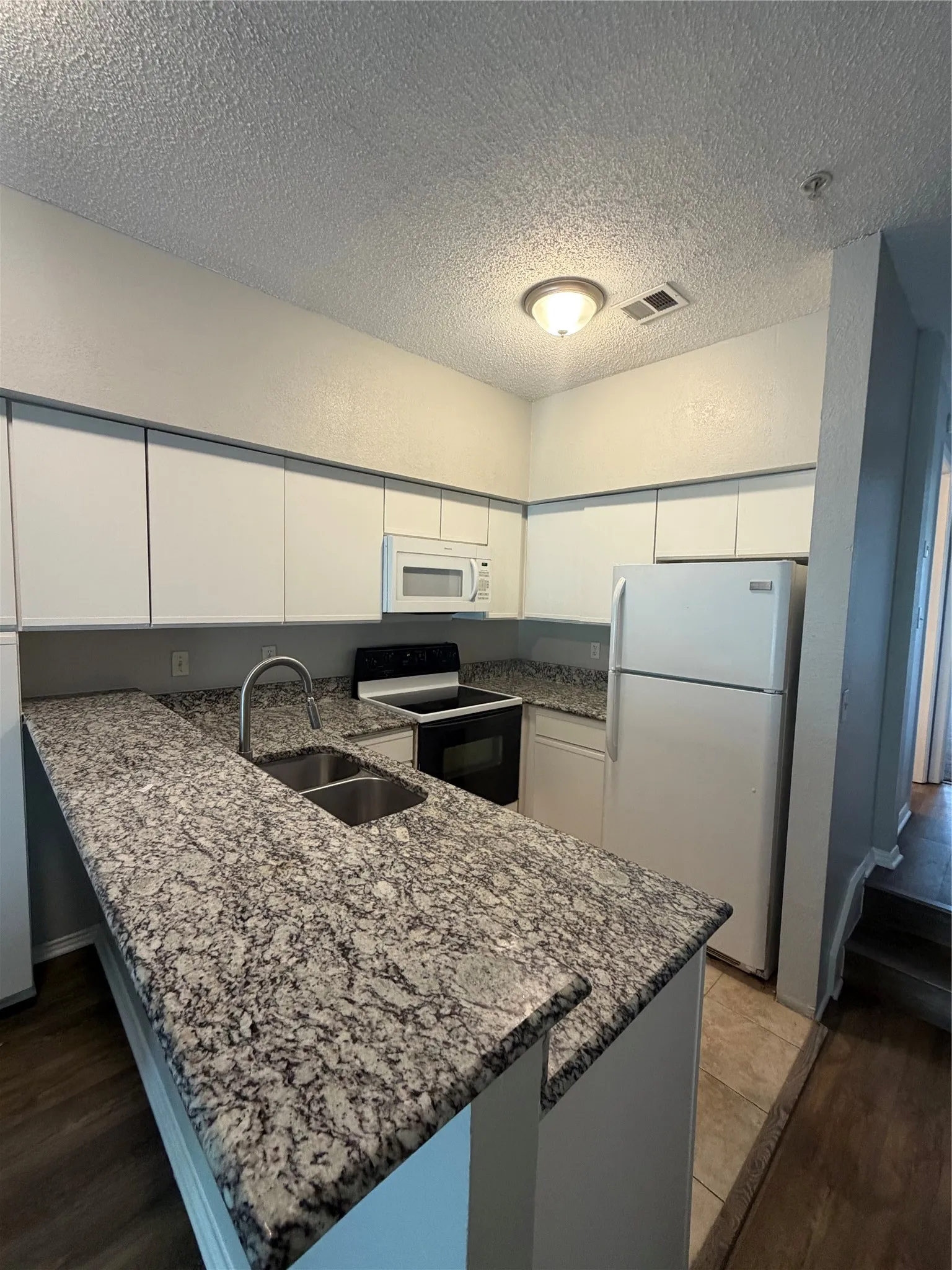 Townhouse For Rent in Dallas County , 7474 Fair Oaks Avenue, Dallas, Texas 75231, 2 Bedroom, 3 Bathroom, 1 Garage spaces, 1,392 Sqft, built in 1986, mls#21390218, Real Estate Agent in Dallas, Homes For Rent in Dallas county, Homes For Rent in Dallas, Realtor in Dallas Texas, Real Estate Brokerage Independent Realty Texas, Luminita Cordes Realtor