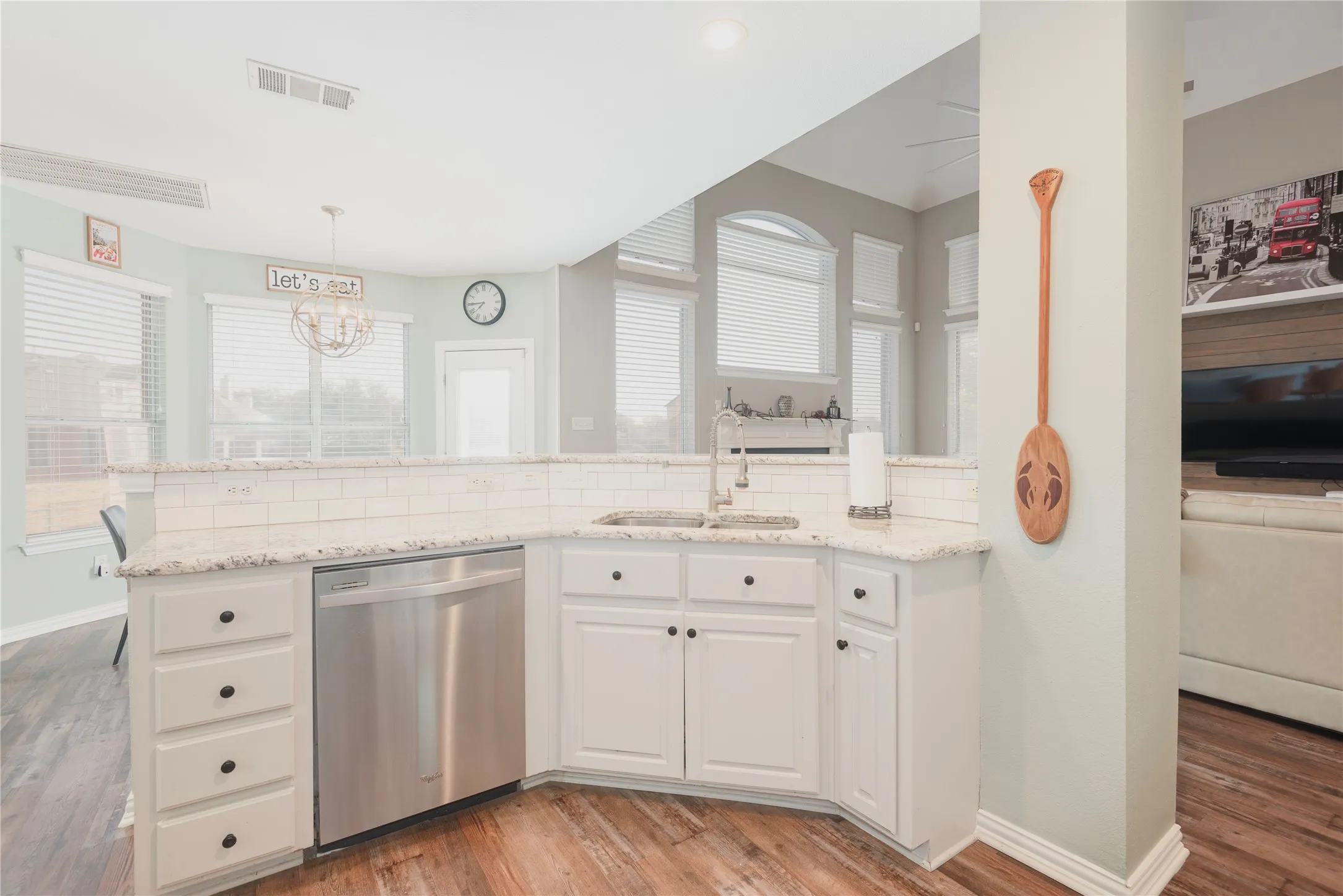 Single Family Residence For Sale in Denton County , 3013 Osage Lane, Denton, Texas 76210, 4 Bedroom, 4 Bathroom, 2 Garage spaces, 2,895 Sqft, built in 2000, mls#21358571, Real Estate Agent in Denton, Homes For Sale in Denton county, Homes For Sale in Denton, Realtor in Denton Texas, Real Estate Brokerage Independent Realty Texas, Luminita Cordes Realtor