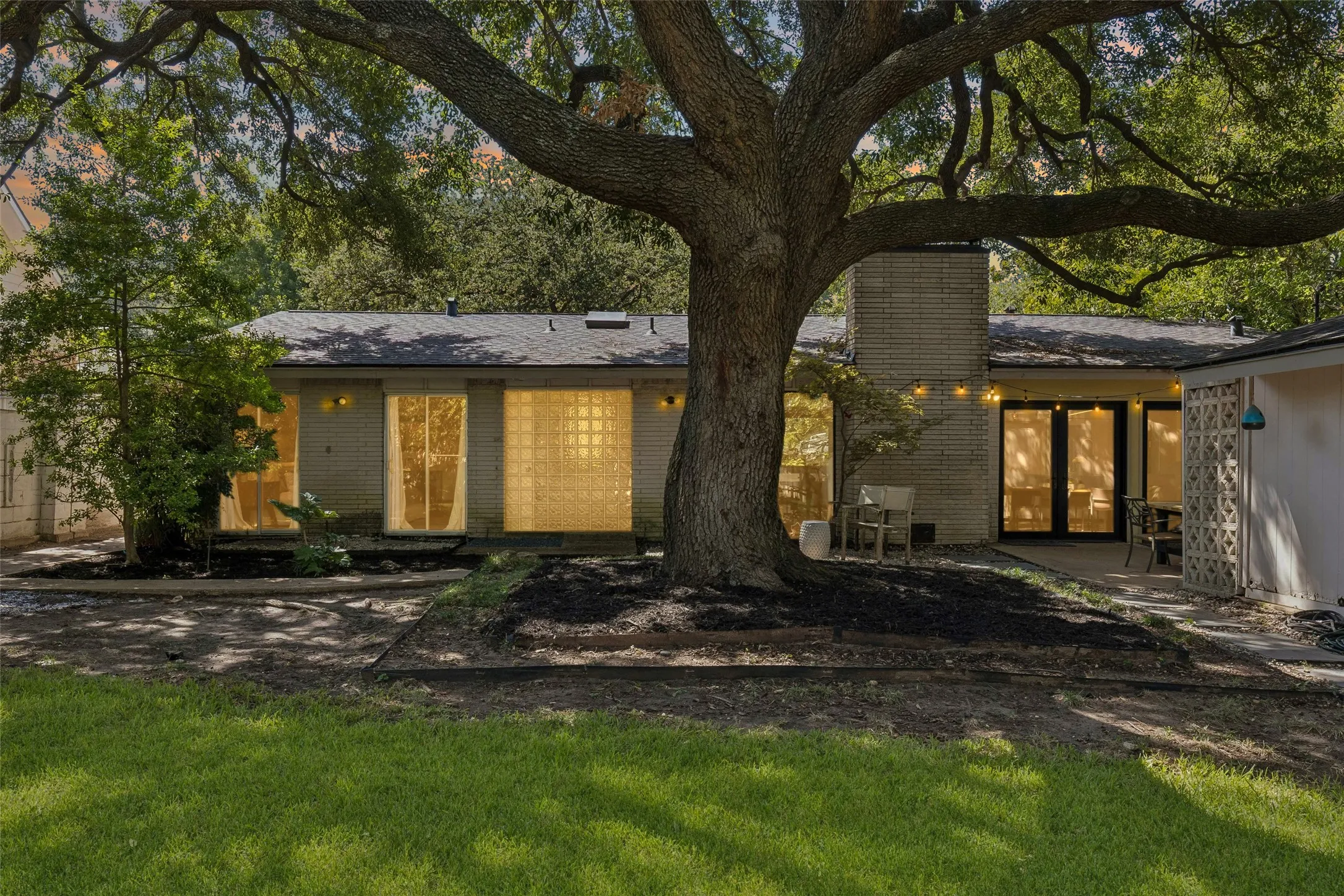 Single Family Residence For Sale in Dallas County , 9777 Broken Bow Road, Dallas, Texas 75238, 3 Bedroom, 2 Bathroom, 2 Garage spaces, 1,848 Sqft, built in 1962, mls#21390099, Real Estate Agent in Dallas, Homes For Sale in Dallas county, Homes For Sale in Dallas, Realtor in Dallas Texas, Real Estate Brokerage Independent Realty Texas, Luminita Cordes Realtor
