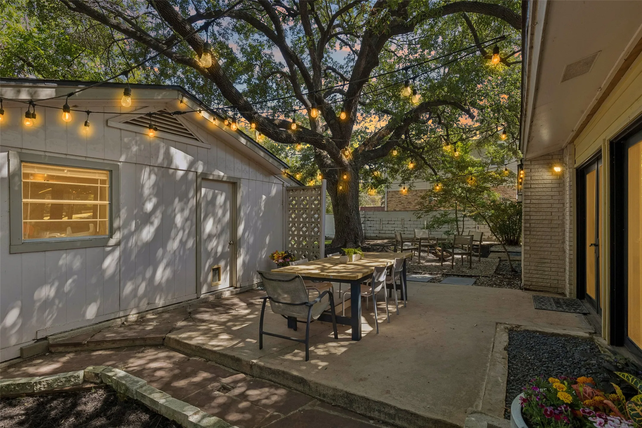 Single Family Residence For Sale in Dallas County , 9777 Broken Bow Road, Dallas, Texas 75238, 3 Bedroom, 2 Bathroom, 2 Garage spaces, 1,848 Sqft, built in 1962, mls#21390099, Real Estate Agent in Dallas, Homes For Sale in Dallas county, Homes For Sale in Dallas, Realtor in Dallas Texas, Real Estate Brokerage Independent Realty Texas, Luminita Cordes Realtor