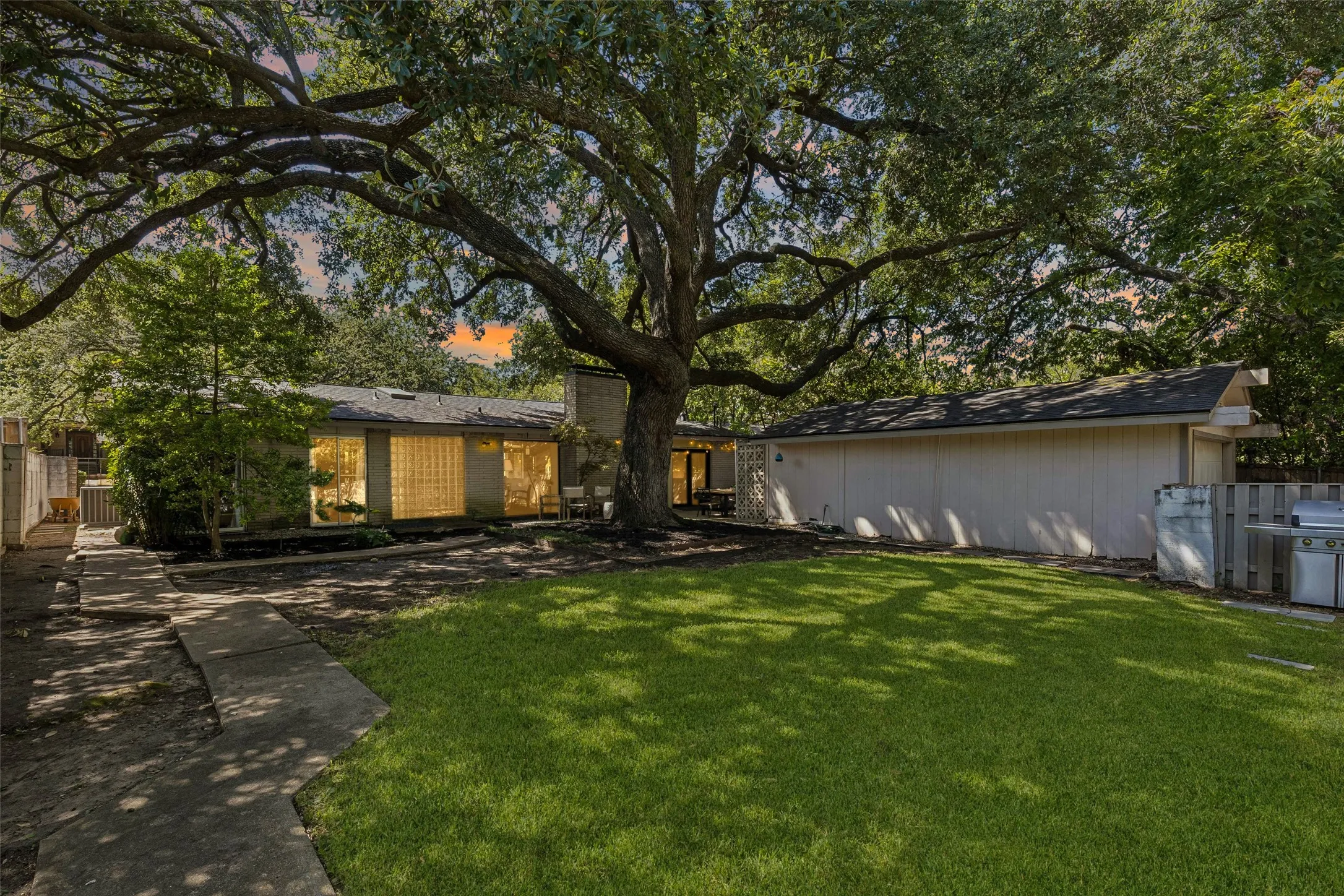 Single Family Residence For Sale in Dallas County , 9777 Broken Bow Road, Dallas, Texas 75238, 3 Bedroom, 2 Bathroom, 2 Garage spaces, 1,848 Sqft, built in 1962, mls#21390099, Real Estate Agent in Dallas, Homes For Sale in Dallas county, Homes For Sale in Dallas, Realtor in Dallas Texas, Real Estate Brokerage Independent Realty Texas, Luminita Cordes Realtor