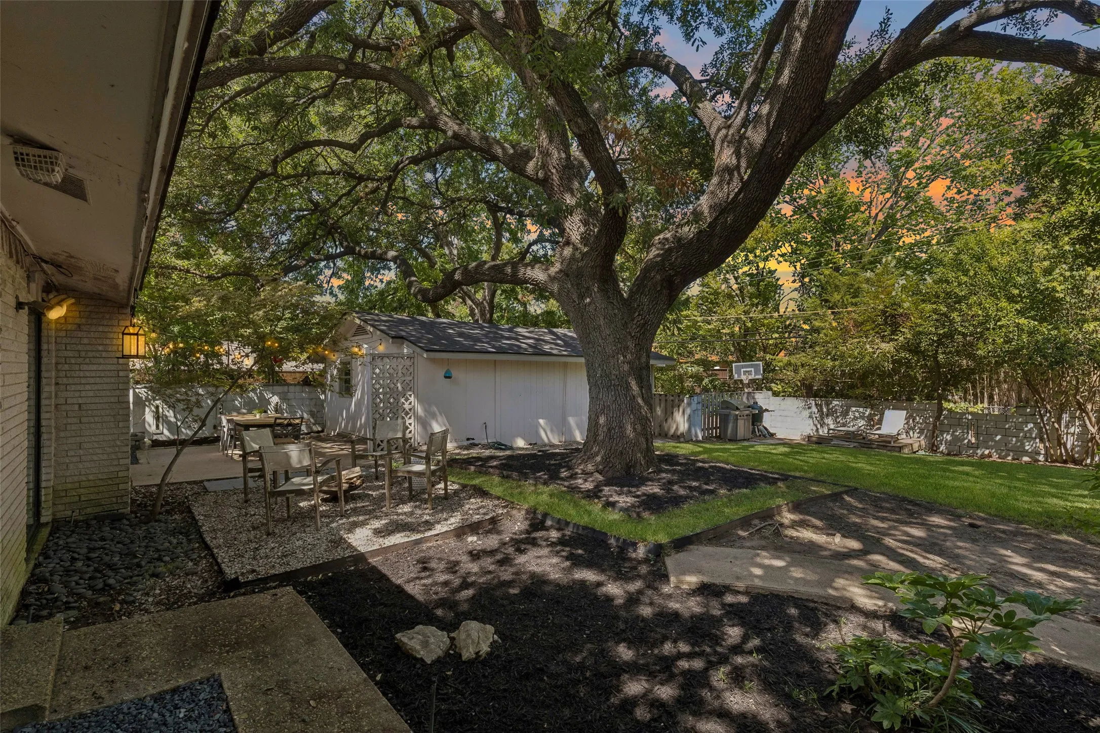 Single Family Residence For Sale in Dallas County , 9777 Broken Bow Road, Dallas, Texas 75238, 3 Bedroom, 2 Bathroom, 2 Garage spaces, 1,848 Sqft, built in 1962, mls#21390099, Real Estate Agent in Dallas, Homes For Sale in Dallas county, Homes For Sale in Dallas, Realtor in Dallas Texas, Real Estate Brokerage Independent Realty Texas, Luminita Cordes Realtor